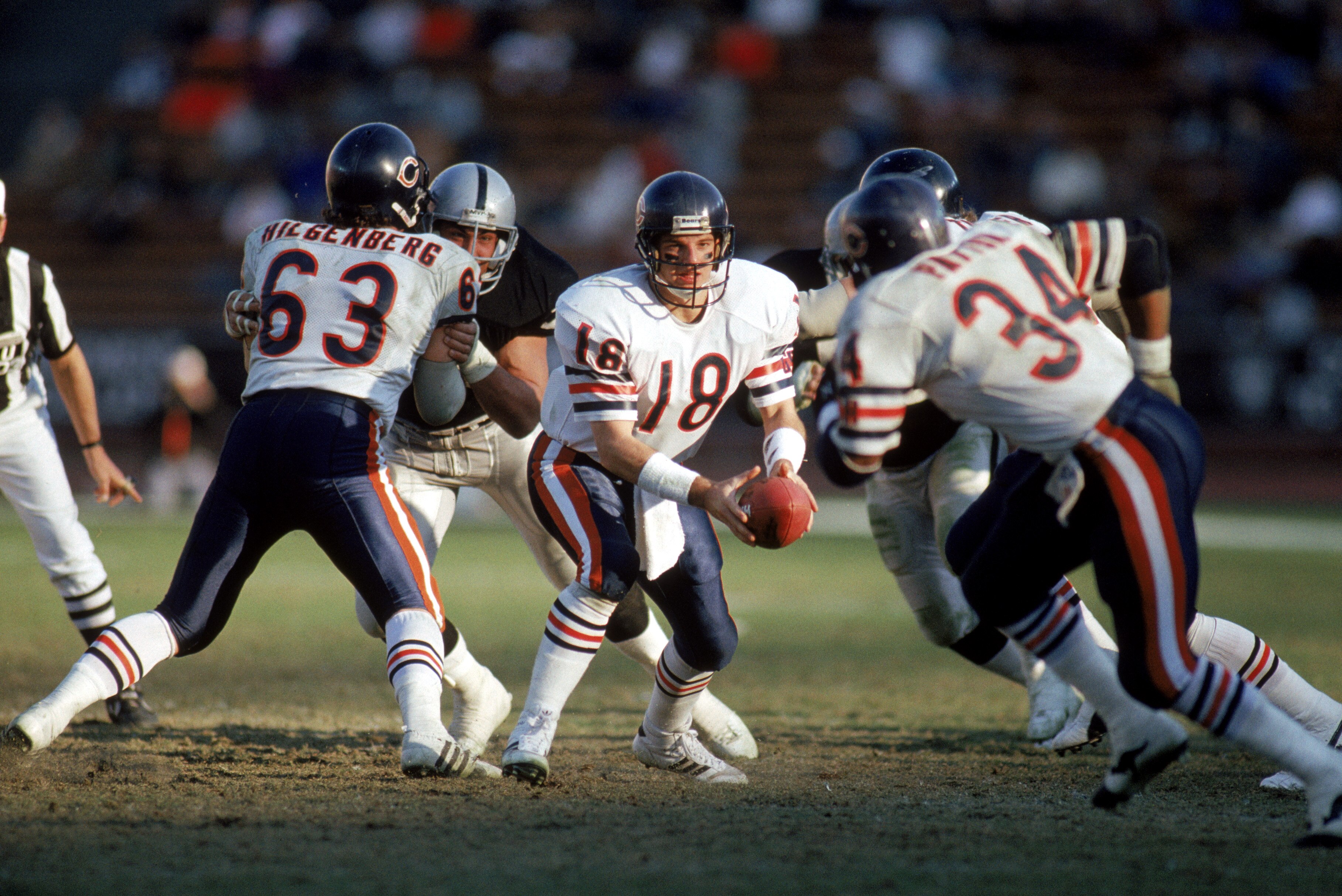 LOS ANGELES - DECEMBER 27:  Quarterback Mike Tomczak #18 pitches the ball to running back Walter Payton #34 of the Chicago Bears during a game against the Los Angeles Raiders at the Los Angeles Memorial Coliseum on December 27, 1987 in Los Angeles, Califo