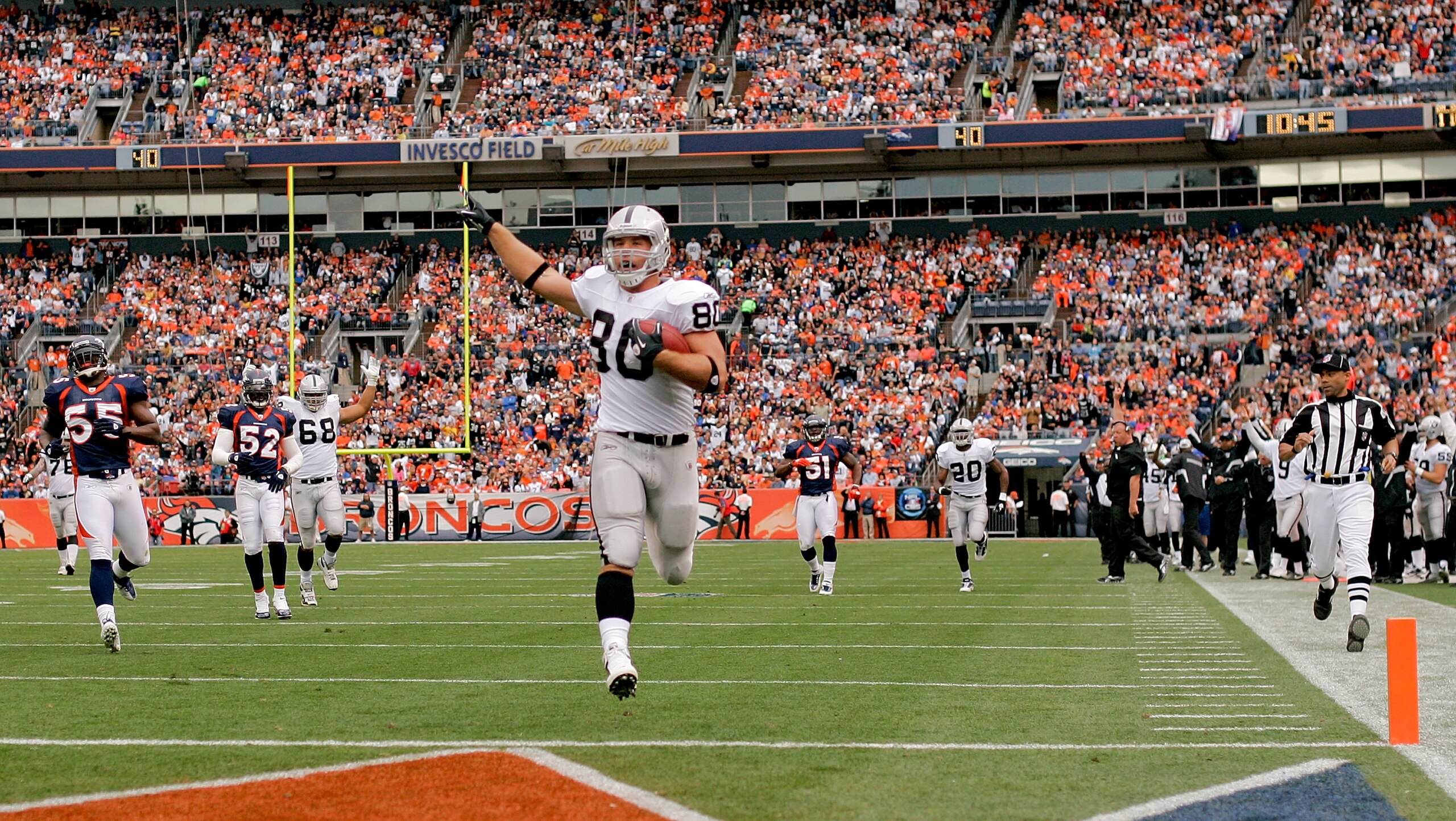 DENVER - OCTOBER 24:  Tight end Zach Miller #80 of the Oakland Raiders strides into the endzone in the first quarter against the Denver Broncos at INVESCO Field at Mile High on October 24, 2010 in Denver, Colorado. (Photo by Justin Edmonds/Getty Images)