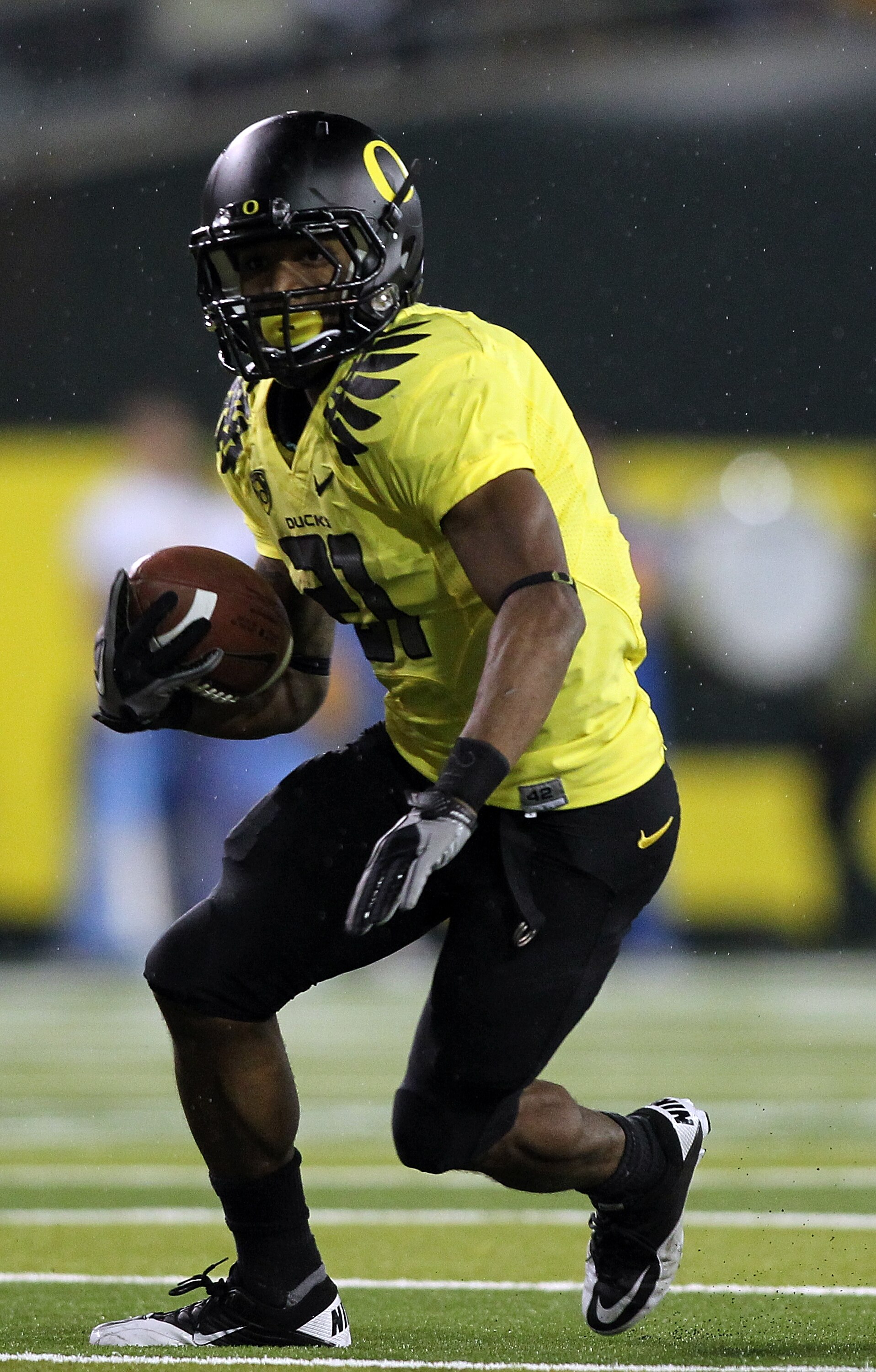 EUGENE, OR - OCTOBER 21:  LaMichael James #21 of the Oregon Ducks runs the ball against the UCLA Bruins on October 21, 2010 at the Autzen Stadium in Eugene, Oregon.  (Photo by Jonathan Ferrey/Getty Images)