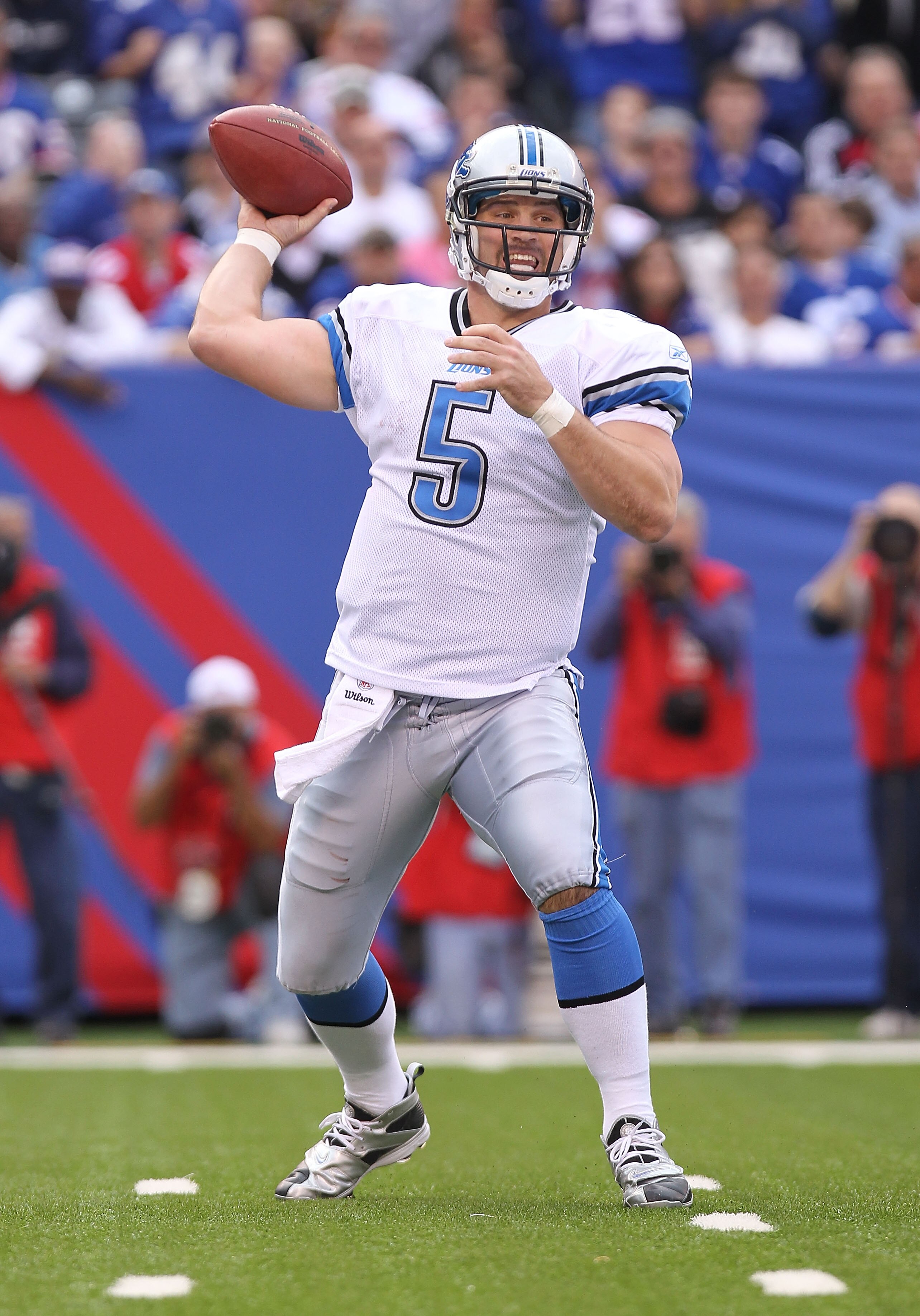 EAST RUTHERFORD, NJ - OCTOBER 17:  Drew Stanton #5 of the Detroit Lions passes the ball against the New York Giants at New Meadowlands Stadium on October 17, 2010 in East Rutherford, New Jersey.  (Photo by Nick Laham/Getty Images)