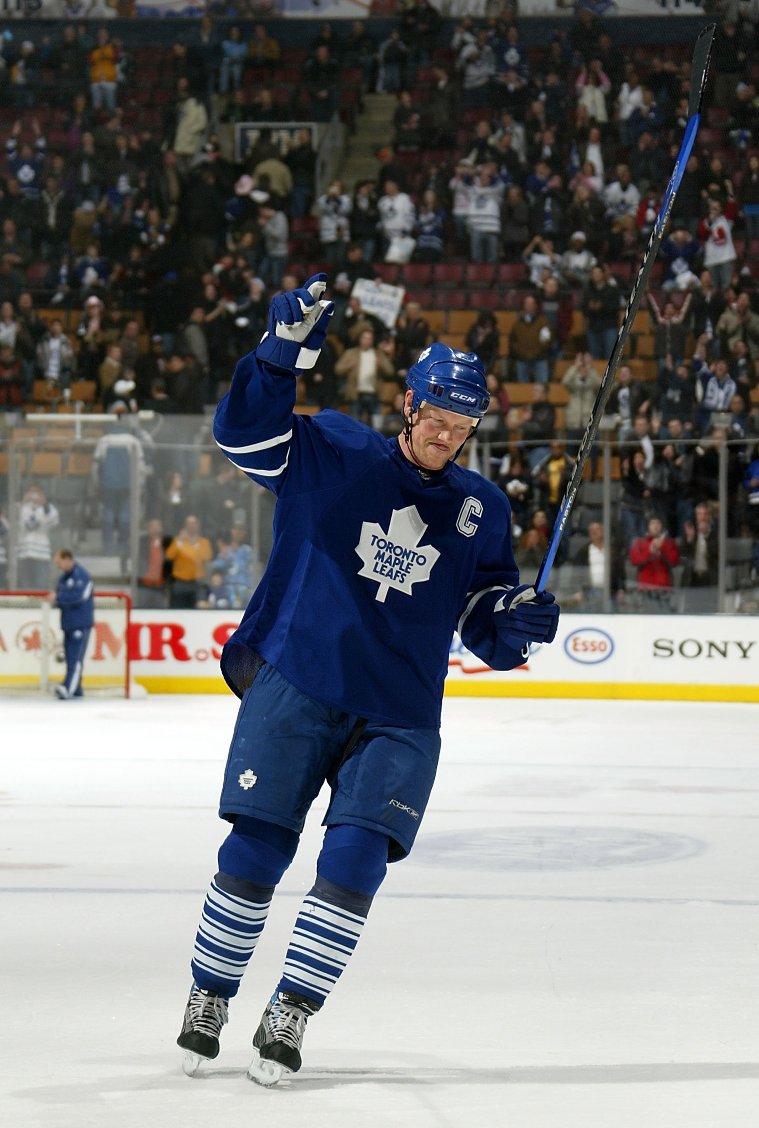 TORONTO - FEBRUARY 23: Mats Sundin #13 of the Toronto Maple Leafs celebrates his 3rd star selection against the Atlanta Thrashers during their NHL game at the Air Canada Centre February 23, 2008 in Toronto, Ontario.(Photo By Dave Sandford/Getty Images) TORONTO - FEBRUARY 23: Mats Sundin #13 of the Toronto Maple Leafs celebrates his 3rd star selection against the Atlanta Thrashers during their NHL game at the Air Canada Centre February 23, 2008 in Toronto, Ontario.(Photo By Dave Sandford/Getty Images)