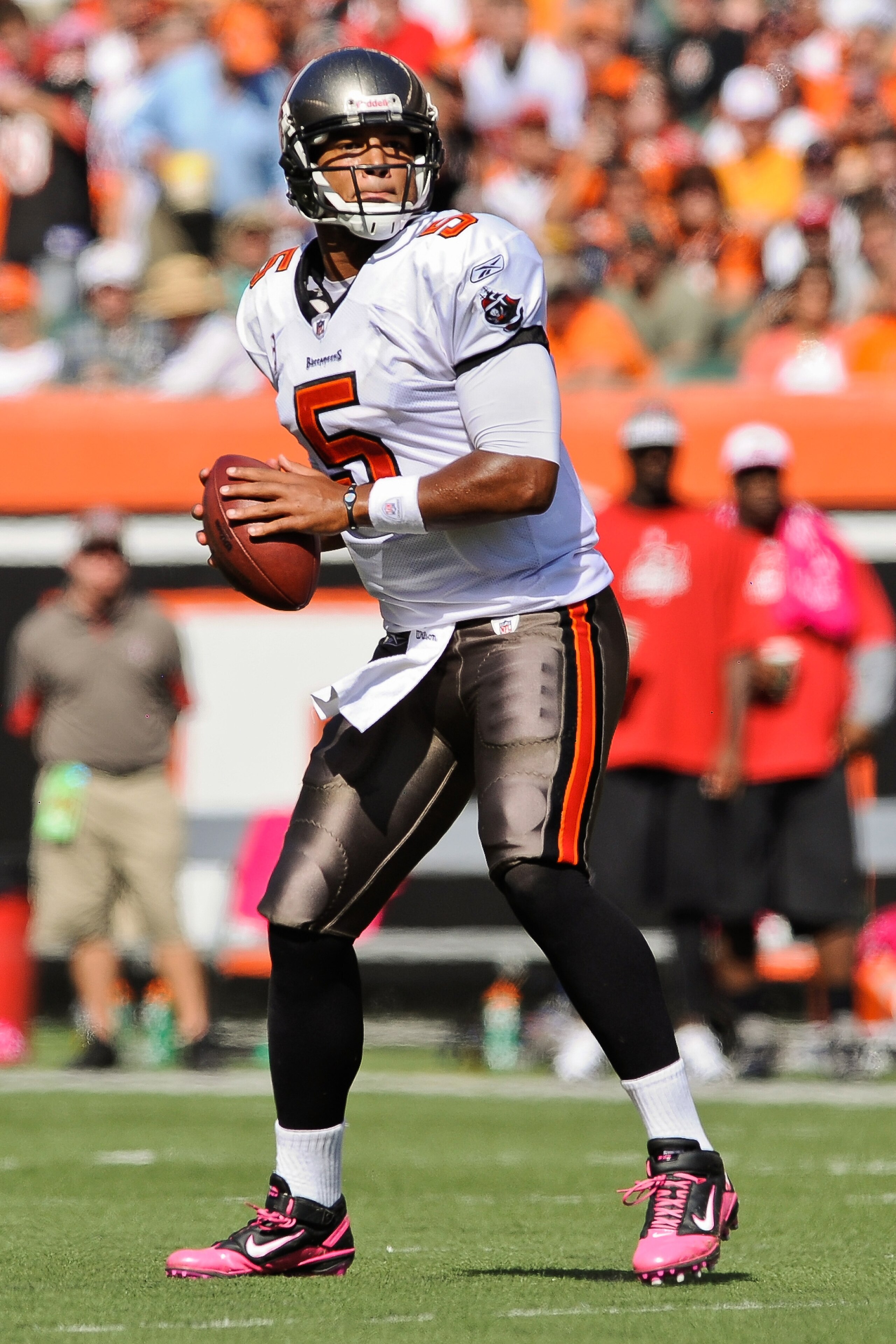 CINCINNATI, OH - OCTOBER 10: Quarterback Josh Freeman #5 of the Tampa Bay Buccaneers gets set to pass against the Cincinnati Bengals at Paul Brown Stadium on October 10, 2010 in Cincinnati, Ohio. (Photo by Jamie Sabau/Getty Images)