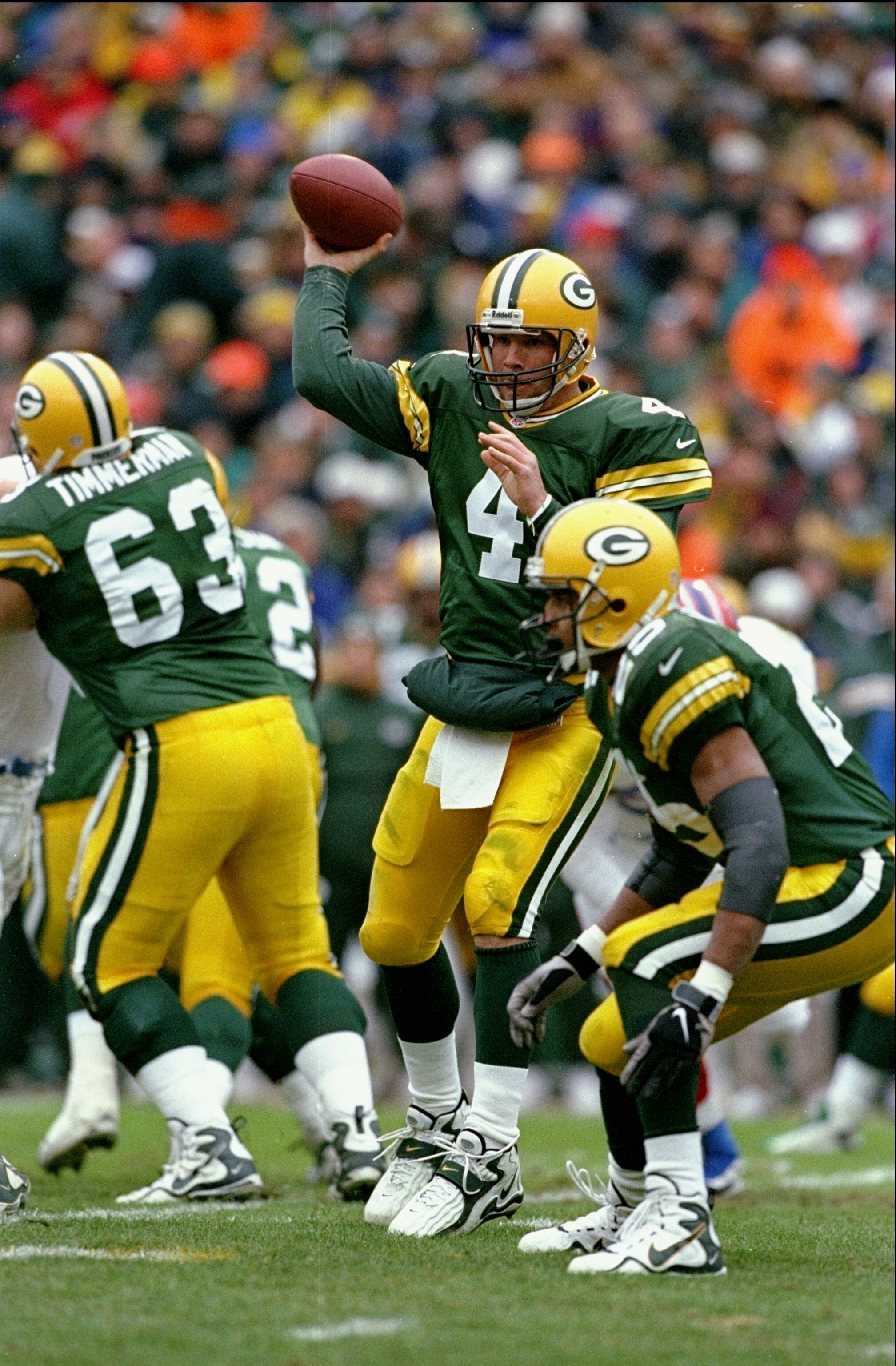 20 Dec 1997:  Brett Favre #4 of the Green Bay Packers in action during a game against the Buffalo Bills at Lambeau Field in Green Bay, Wisconsin. The Packers defeated the Bills 31-21. Mandatory Credit: Jonathan Daniel  /Allsport
