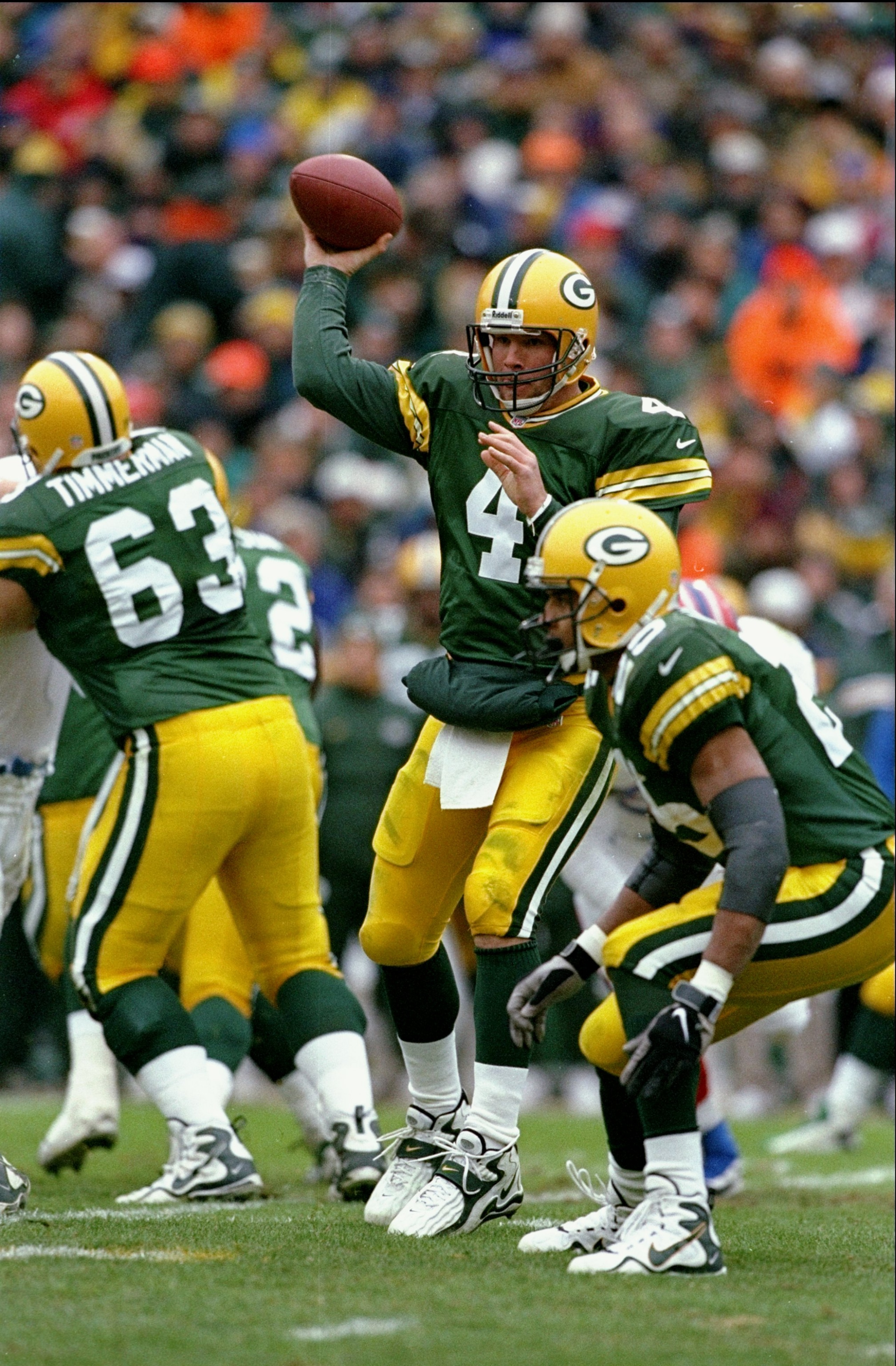 20 Dec 1997:  Brett Favre #4 of the Green Bay Packers in action during a game against the Buffalo Bills at Lambeau Field in Green Bay, Wisconsin. The Packers defeated the Bills 31-21. Mandatory Credit: Jonathan Daniel  /Allsport