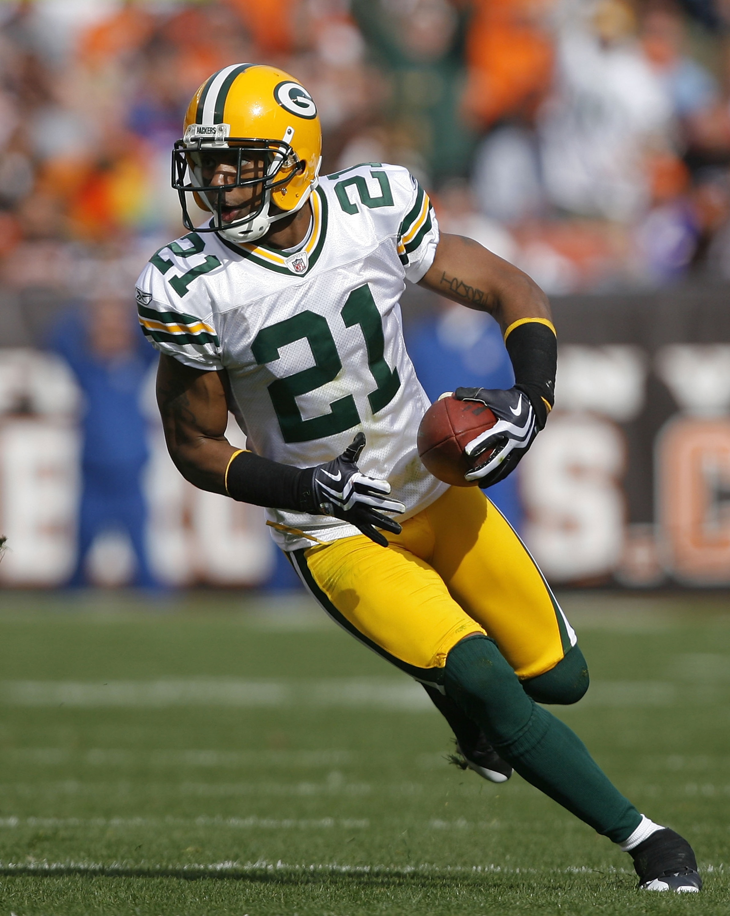 CLEVELAND, OH - OCTOBER 25:  Charles Woodson #21 of the Green Bay Packers returns an interception against the Cleveland Browns at Cleveland Browns Stadium on October 25, 2009 in Cleveland, Ohio.  (Photo by Matt Sullivan/Getty Images)