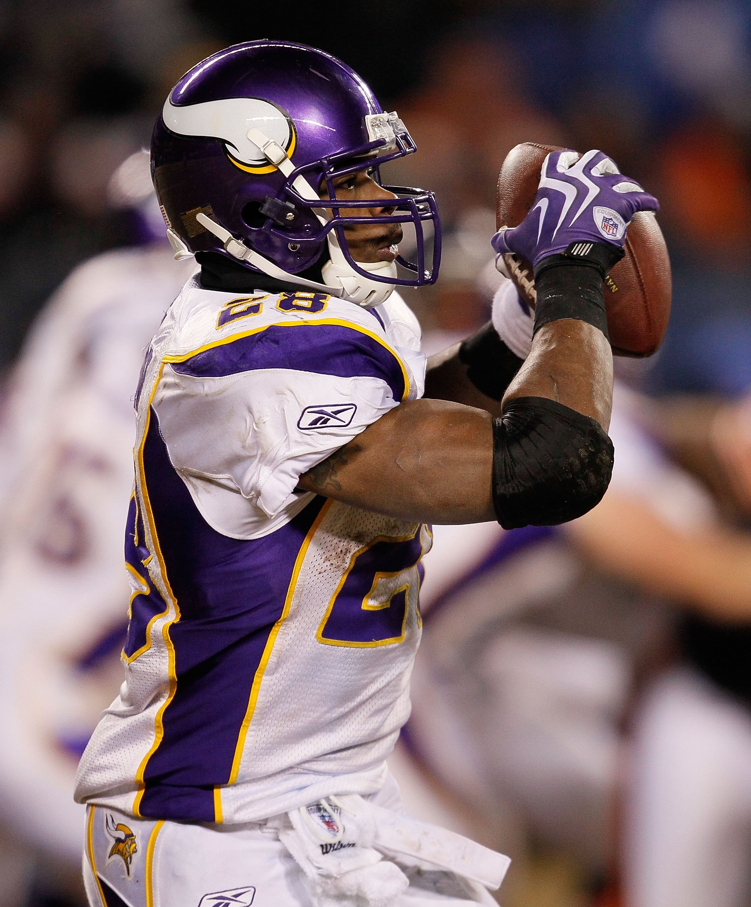 CHICAGO - DECEMBER 28: Adrian Peterson #28 of the Minnesota Vikings catches a pass against the Chicago Bears at Soldier Field on December 28, 2009 in Chicago, Illinois. The Bears defeated the Vikings 36-30 in overtime. (Photo by Jonathan Daniel/Getty Imag