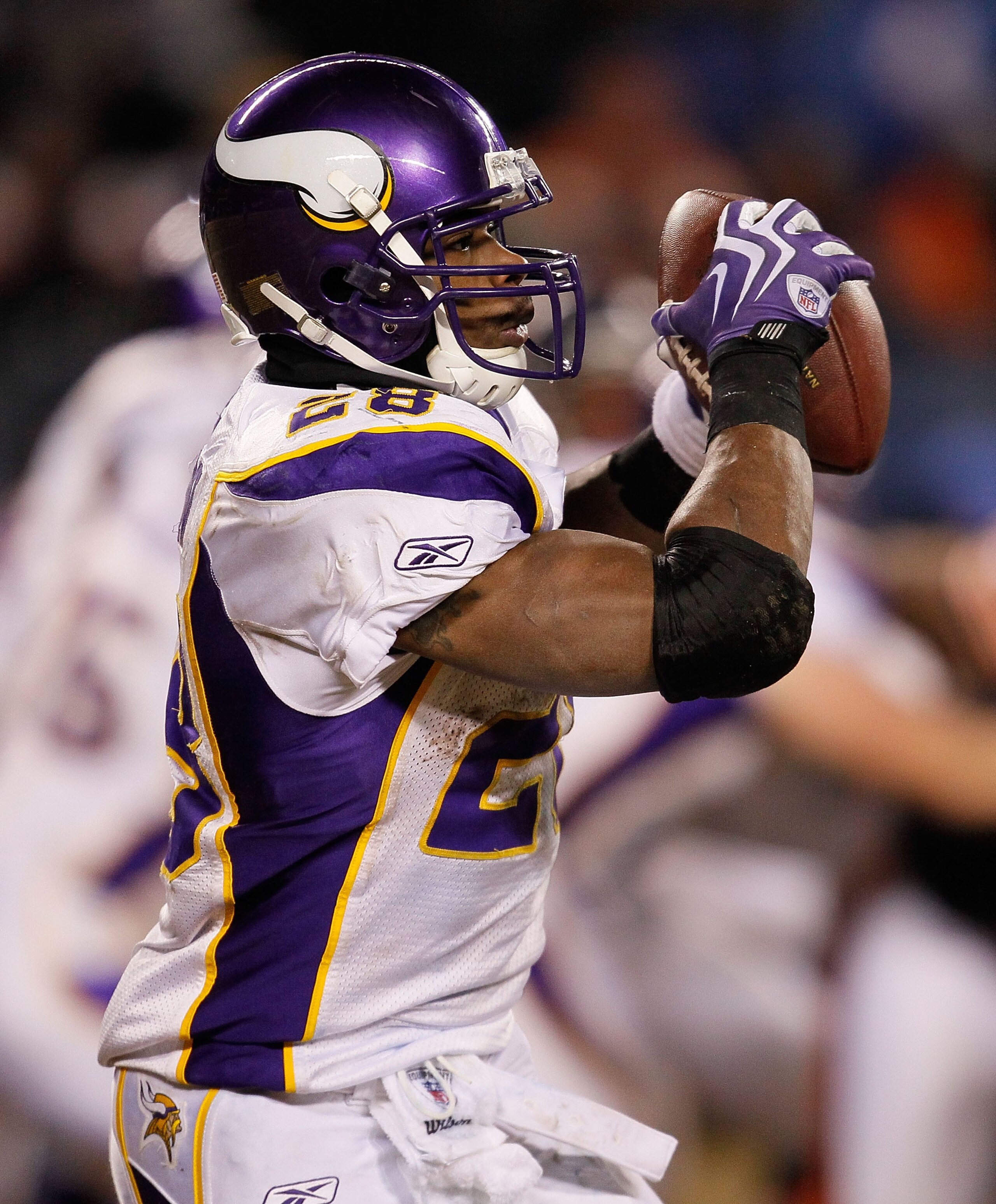 CHICAGO - DECEMBER 28: Adrian Peterson #28 of the Minnesota Vikings catches a pass against the Chicago Bears at Soldier Field on December 28, 2009 in Chicago, Illinois. The Bears defeated the Vikings 36-30 in overtime. (Photo by Jonathan Daniel/Getty Imag