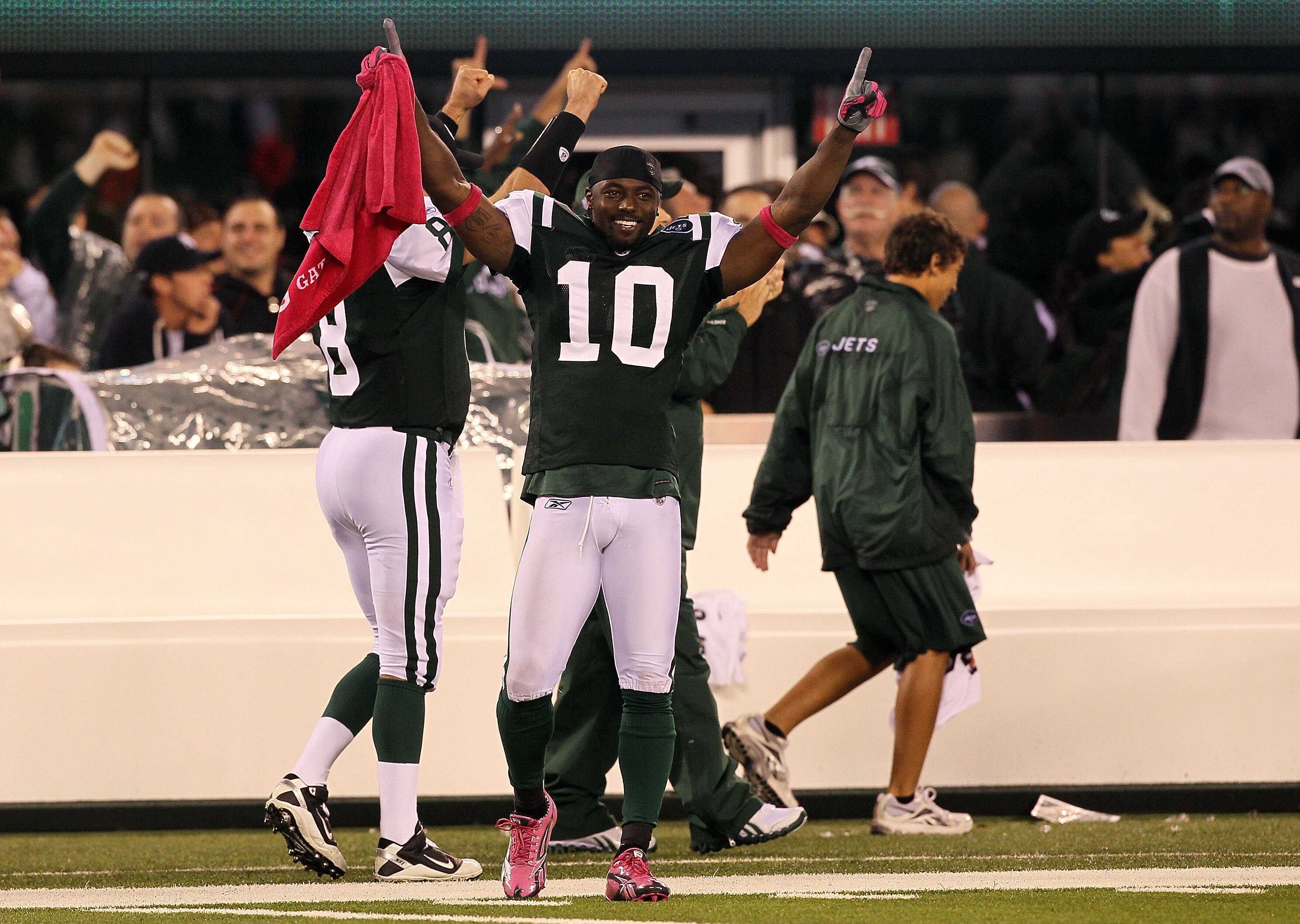 EAST RUTHERFORD, NJ - OCTOBER 11:  Santonio Holmes #10 of the New York Jets celebrates as Dwight Lowery #26 scored on a 26-yard interception return for a touchdown in the fourth quarter against the Minnesota Vikings at New Meadowlands Stadium on October 1