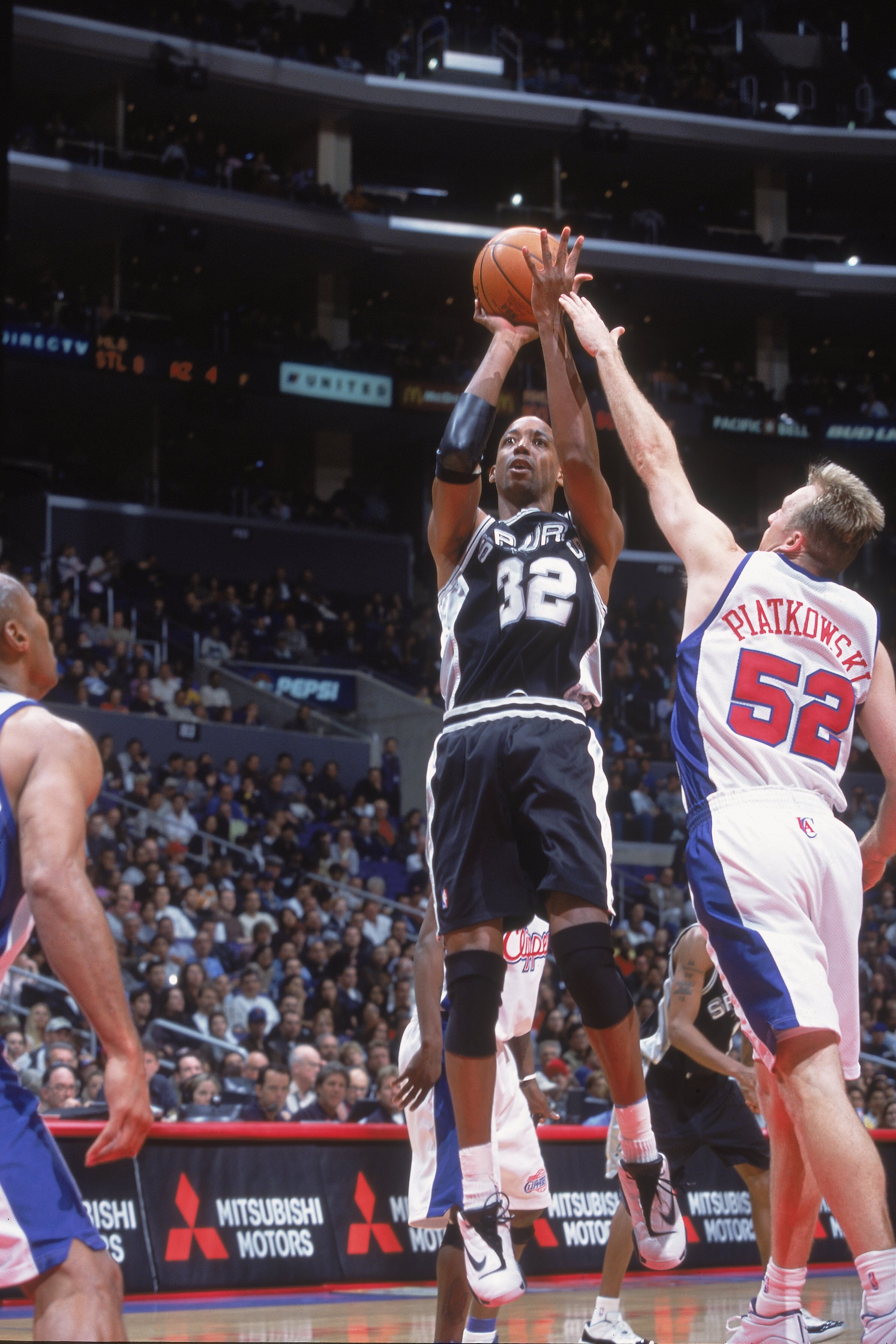 7 Apr 2001:  Sean Elliot #32 of the San Antionio Spurs takes the shot as he is blocked by Eric Piatkowski #52 of the Los Angeles Clippers at the STAPLES Center in Los Angeles, California. The Spurs defeated the Clippers 93-83..   NOTE TO USER: It is expre