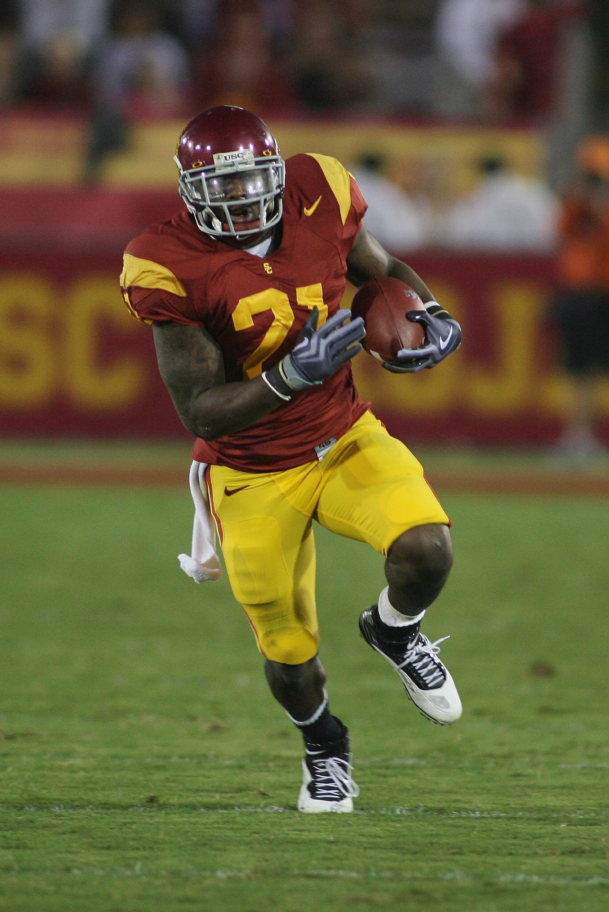 LOS ANGELES, CA - OCTOBER 24:  Allen Bradford #21 of the USC Trojans carries the ball against the Oregon State Beavers on October 24, 2009 at the Los Angeles Coliseum in Los Angeles, California.  USC won 42-36.  (Photo by Jeff Golden/Getty Images)