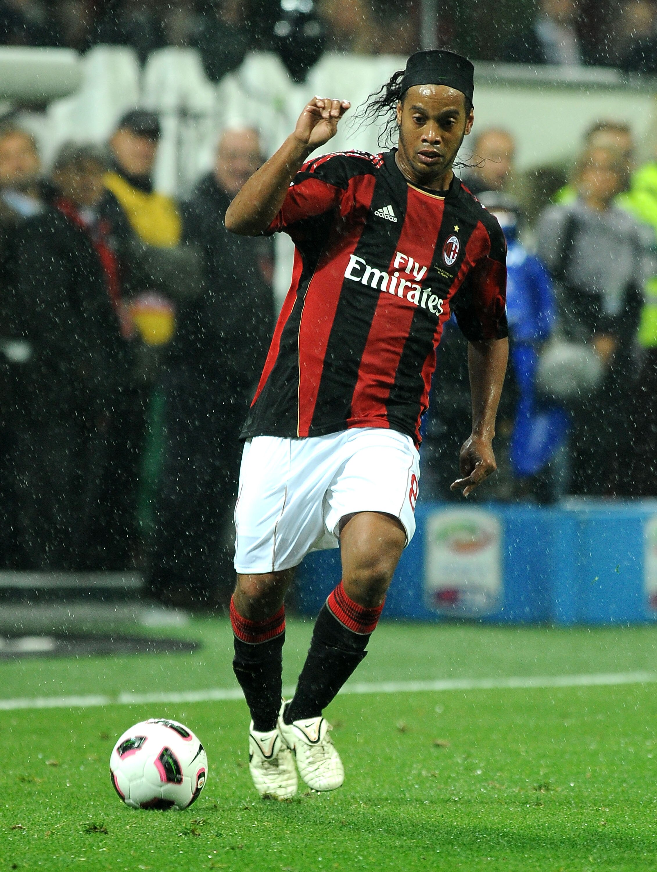 MILAN, ITALY - OCTOBER 16:  Ronaldinho of AC Milan in action during the Serie A match between AC Milan and AC Chievo Verona at Stadio Giuseppe Meazza on October 16, 2010 in Milan, Italy. (Photo by Massimo Cebrelli/Getty Images)