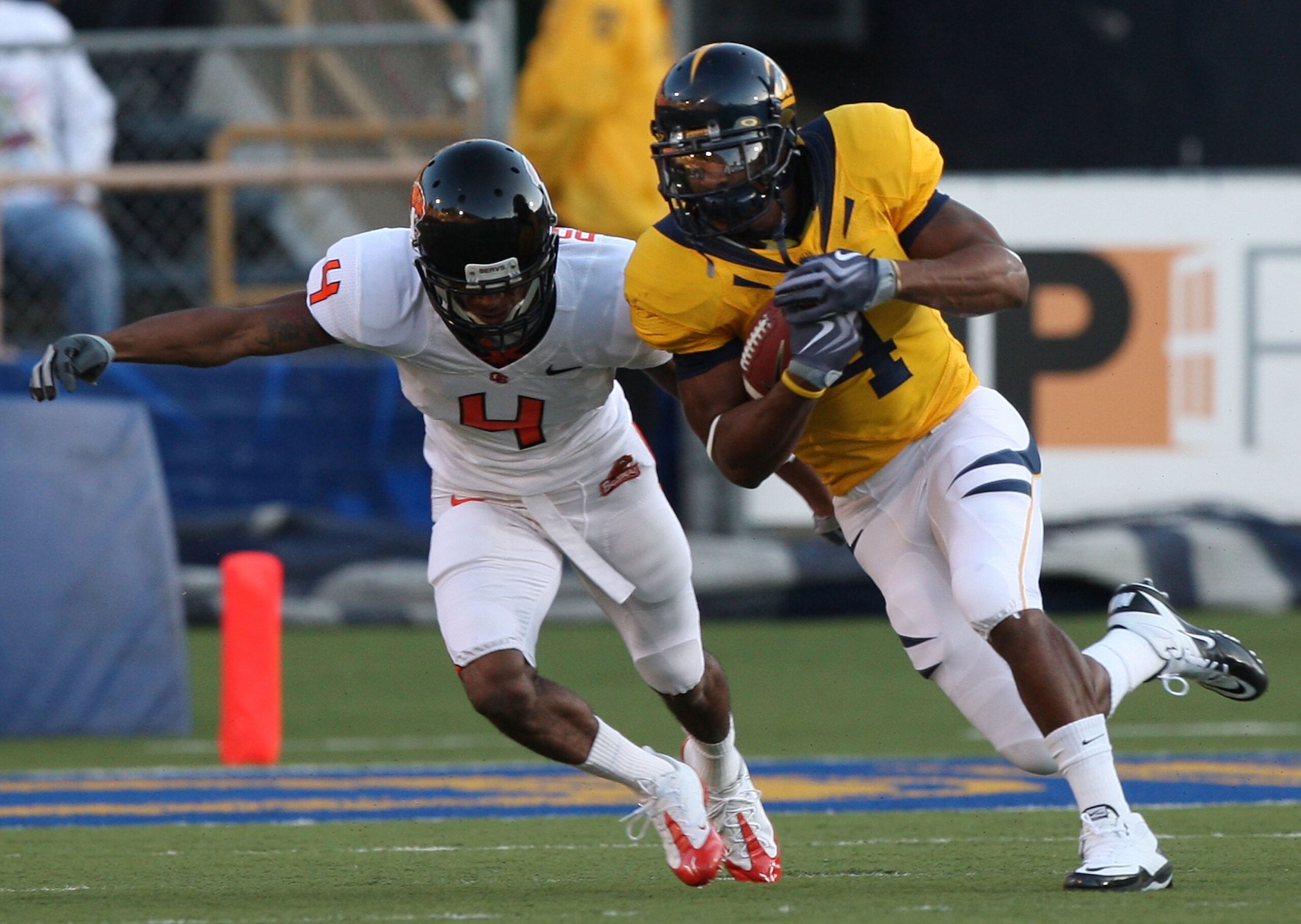 BERKELEY, CA - NOVEMBER 07:  Jahvid Best #4 of the California Golden Bears runs against James Dockery #4 of the Oregon State Beavers at California Memorial Stadium on November 7, 2009 in Berkeley, California.  (Photo by Jed Jacobsohn/Getty Images)
