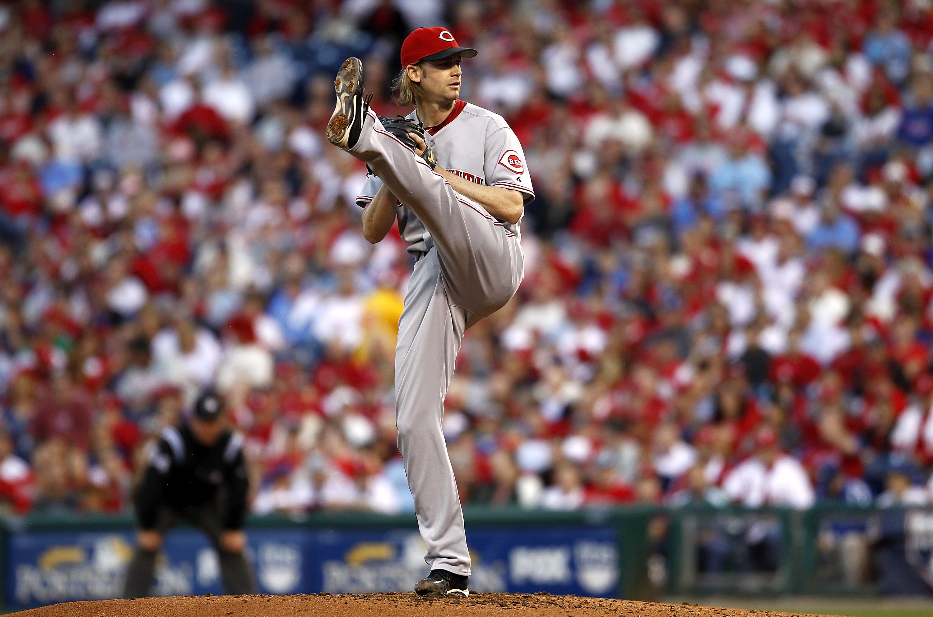 PHILADELPHIA - OCTOBER 08:  Bronson Arroyo #61 of the Cincinnati Reds pitches in Game 2 of the NLDS against the Philadelphia Phillies at Citizens Bank Park on October 8, 2010 in Philadelphia, Pennsylvania.  (Photo by Jeff Zelevansky/Getty Images)