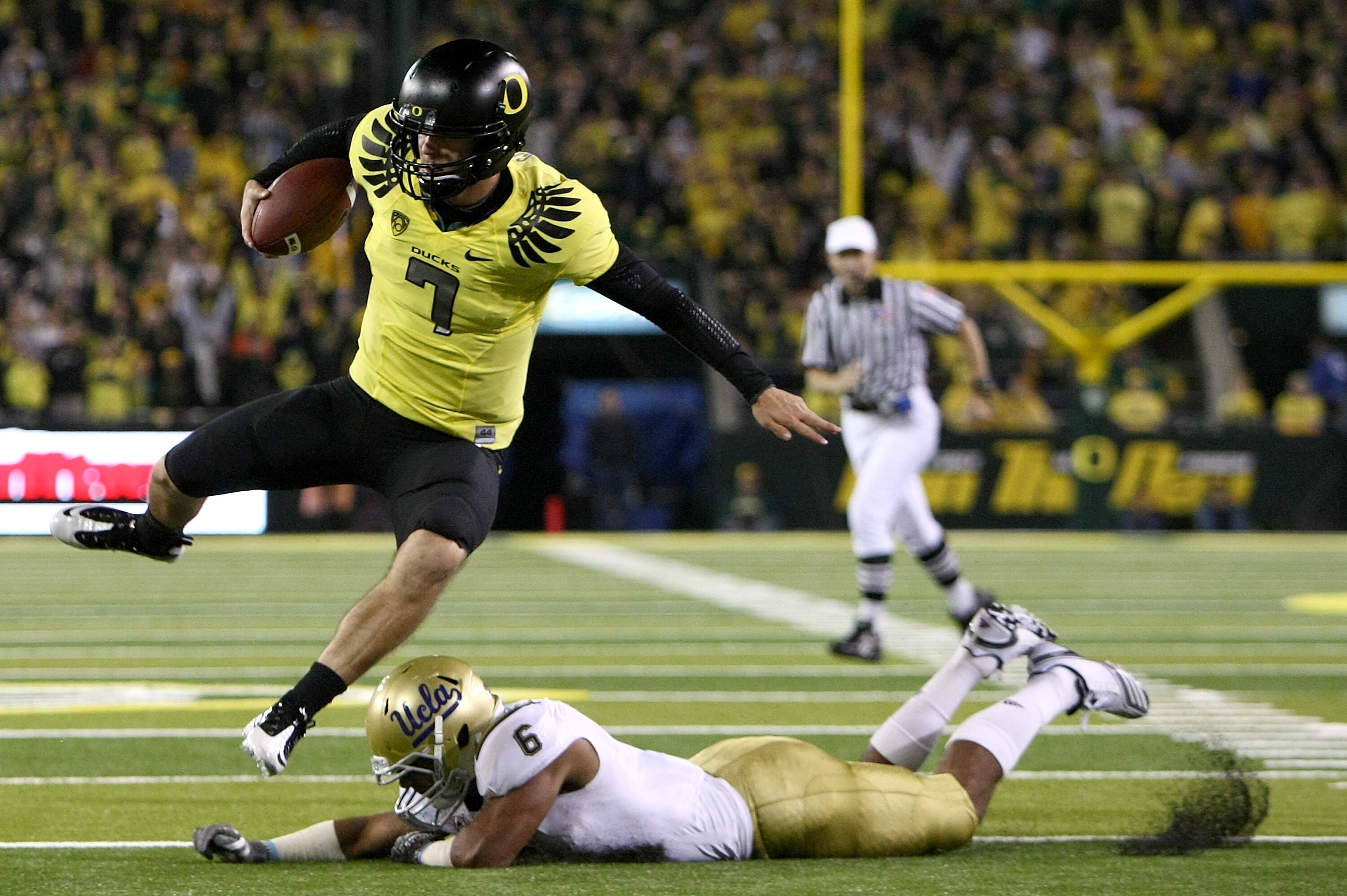 EUGENE, OR - OCTOBER 21:  Nate Costa #7 of the Oregon Ducks evades the tackle of Tony Dye #6 of the UCLA Bruins  on October 21, 2010 at the Autzen Stadium in Eugene, Oregon.  (Photo by Jonathan Ferrey/Getty Images)