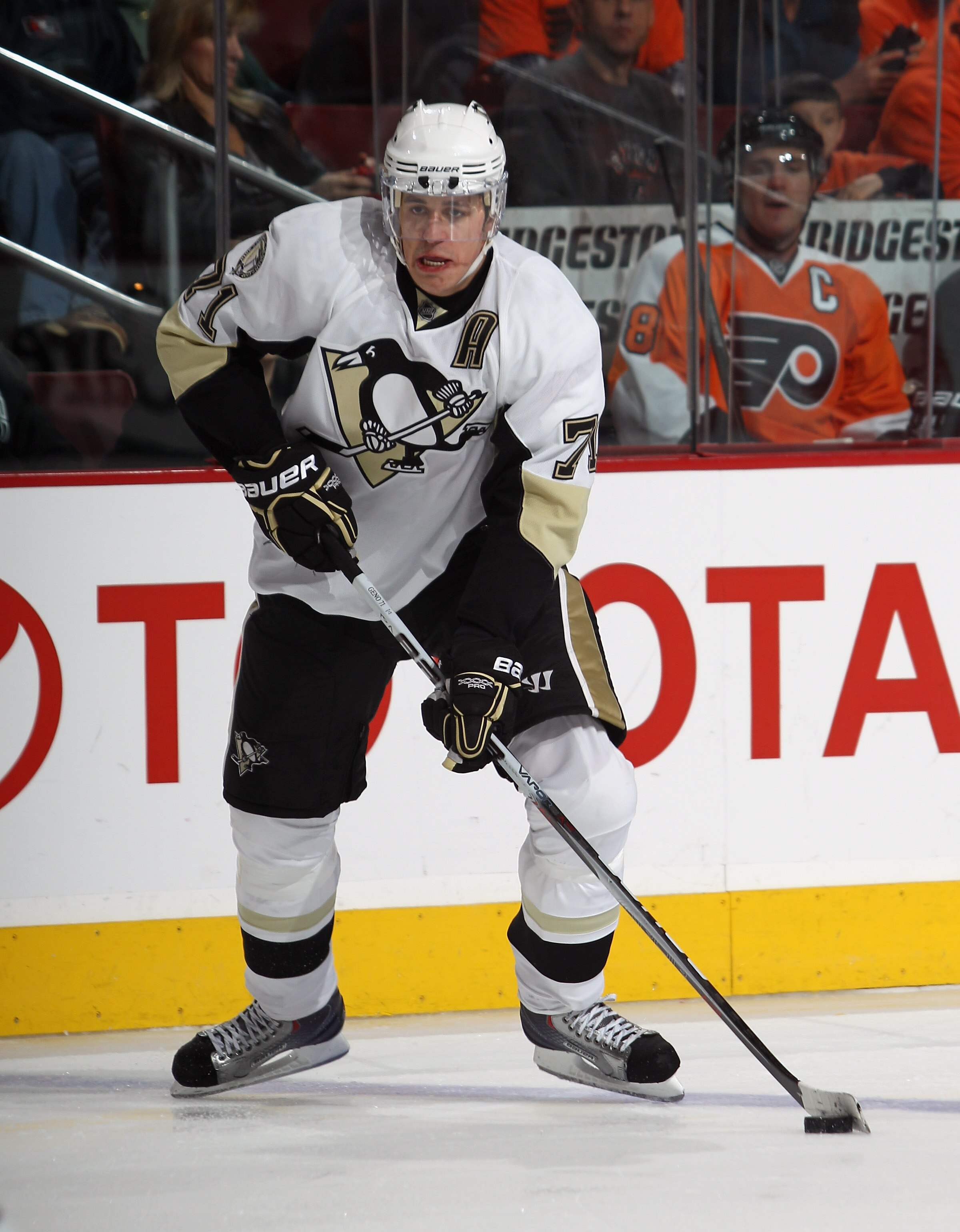 PHILADELPHIA - OCTOBER 16:  Evgeni Malkin #71 of the Pittsburgh Penguins skates against the Philadelphia Flyers at the Wells Fargo Center on October 16, 2010 in Philadelphia, Pennsylvania.  (Photo by Bruce Bennett/Getty Images)