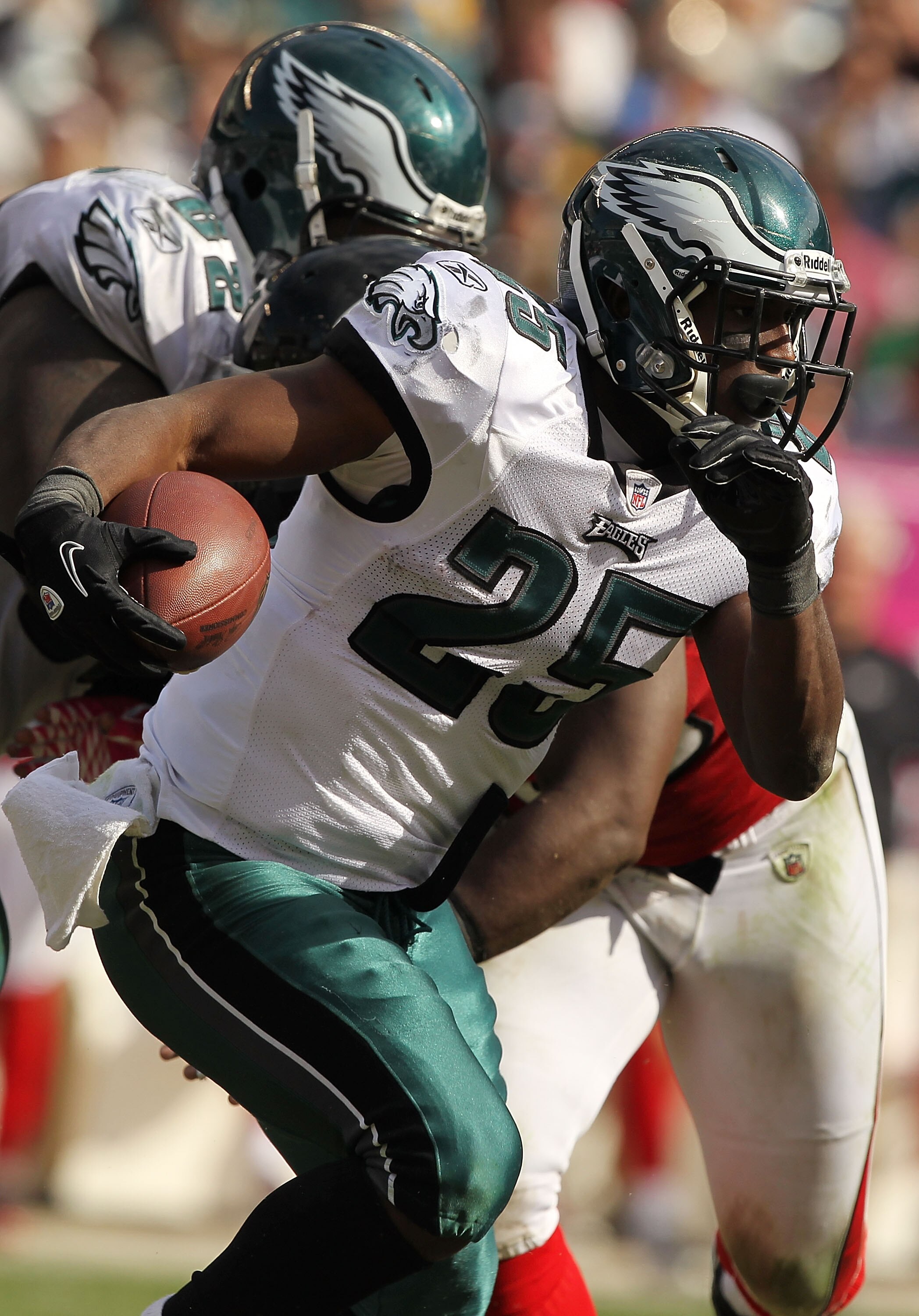 PHILADELPHIA - OCTOBER 17:  LeSean McCoy #25 of the Philadelphia Eagles in action against the Atlanta Falcons during their game at Lincoln Financial Field on October 17, 2010 in Philadelphia, Pennsylvania.  (Photo by Al Bello/Getty Images)