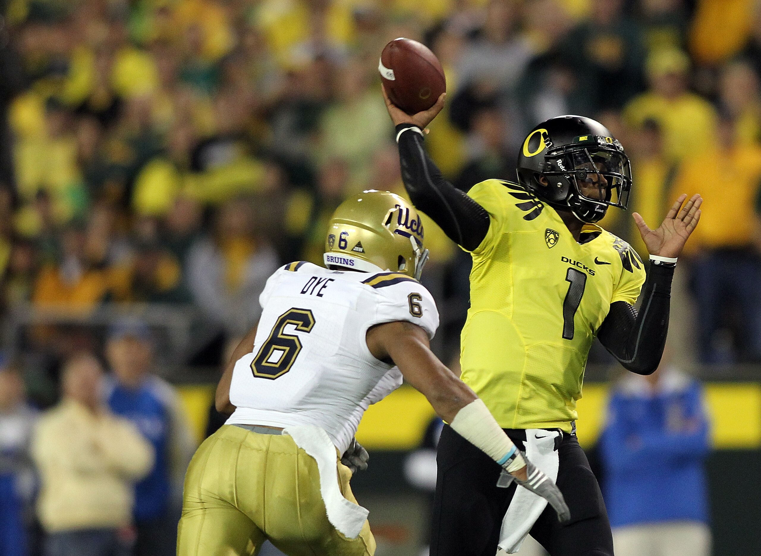 EUGENE, OR - OCTOBER 21:  Darron Thomas #1 of the Oregon Ducks throws a pass against  Tony Dye #6 of the UCLA Bruins  on October 21, 2010 at the Autzen Stadium in Eugene, Oregon.  (Photo by Jonathan Ferrey/Getty Images)