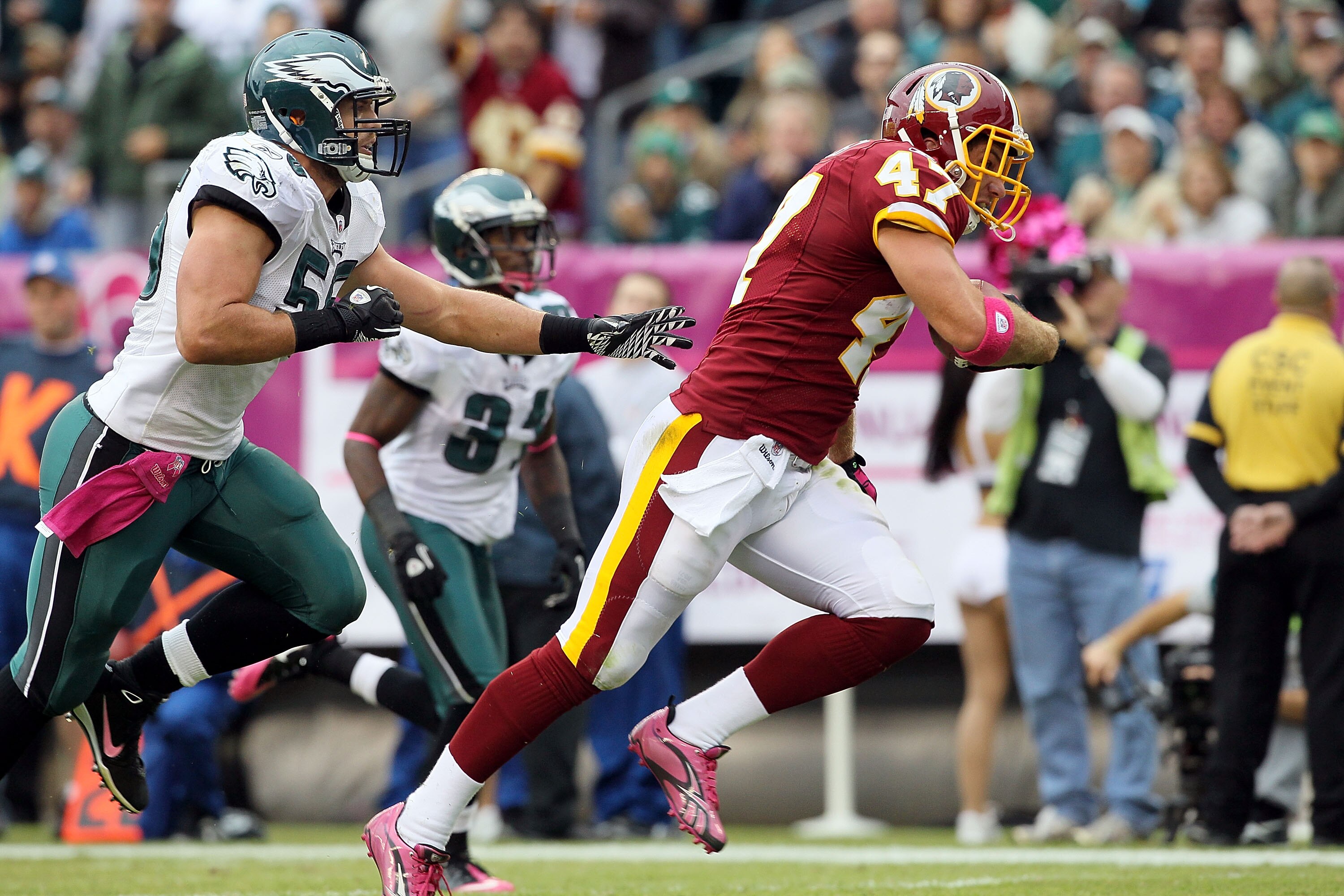 PHILADELPHIA - OCTOBER 03:  Chris Cooley #47 of the Washington Redskins runs in a reception for a first quarter touchdown past Stewart Bradley #55 of the Philadelphia Eagles on October 3, 2010 at Lincoln Financial Field in Philadelphia, Pennsylvania.  (Ph