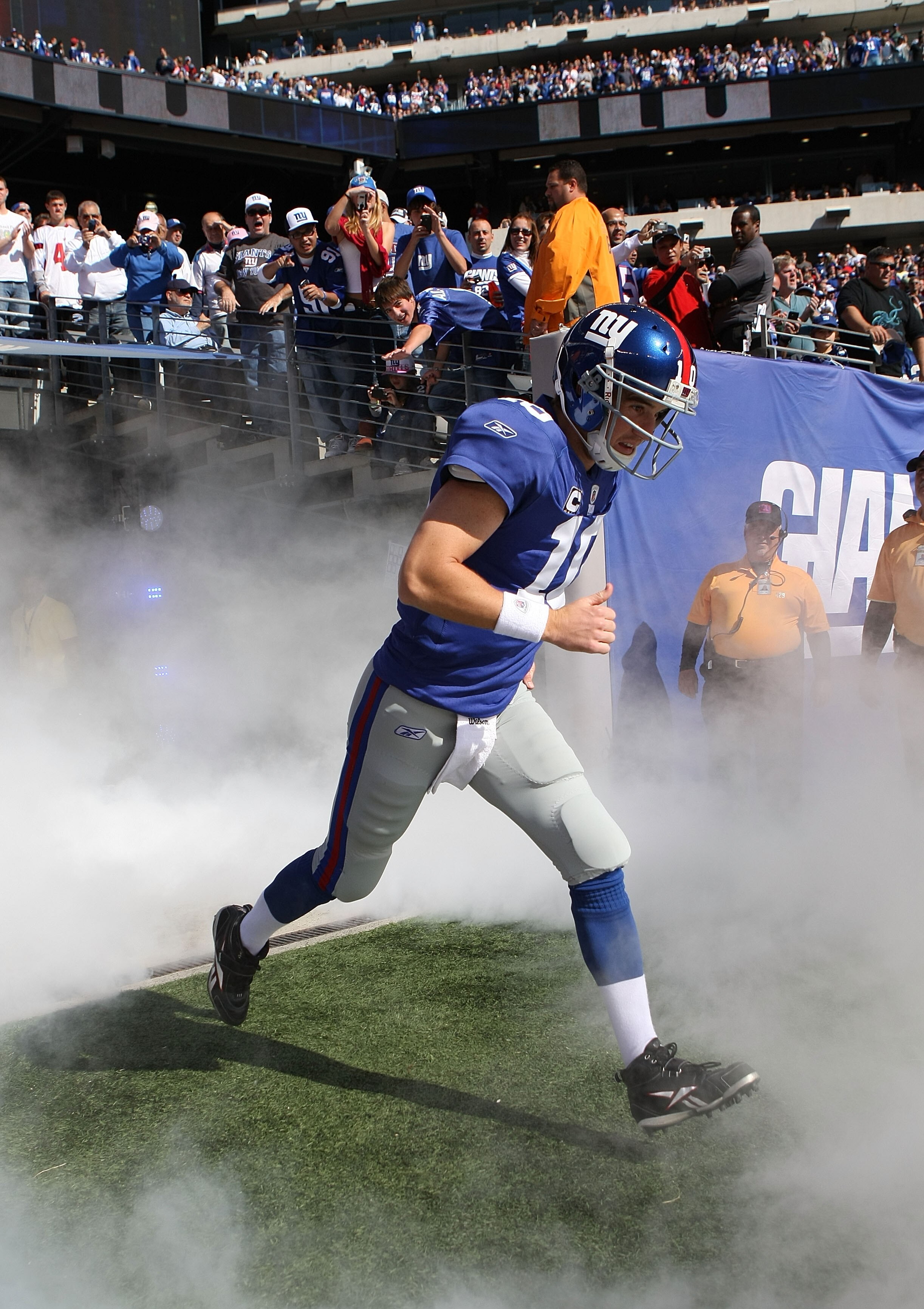 EAST RUTHERFORD, NJ - OCTOBER 17:  Eli Manning #10 of the New York Giants passes against the Detroit Lions at New Meadowlands Stadium on October 17, 2010 in East Rutherford, New Jersey.  (Photo by Nick Laham/Getty Images)