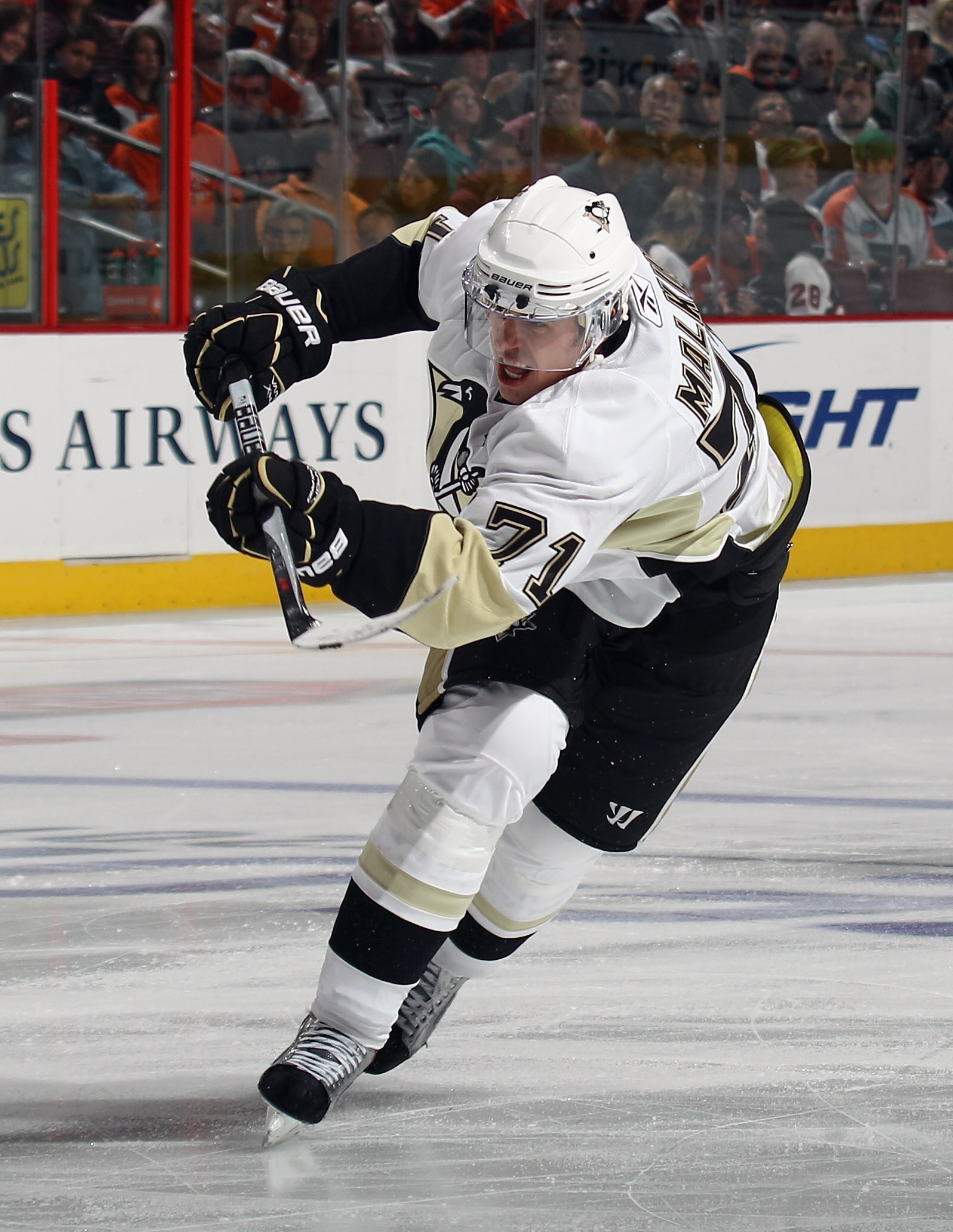 PHILADELPHIA - OCTOBER 16:  Evgeni Malkin #71 of the Pittsburgh Penguins skates against the Philadelphia Flyers at the Wells Fargo Center on October 16, 2010 in Philadelphia, Pennsylvania.  (Photo by Bruce Bennett/Getty Images)