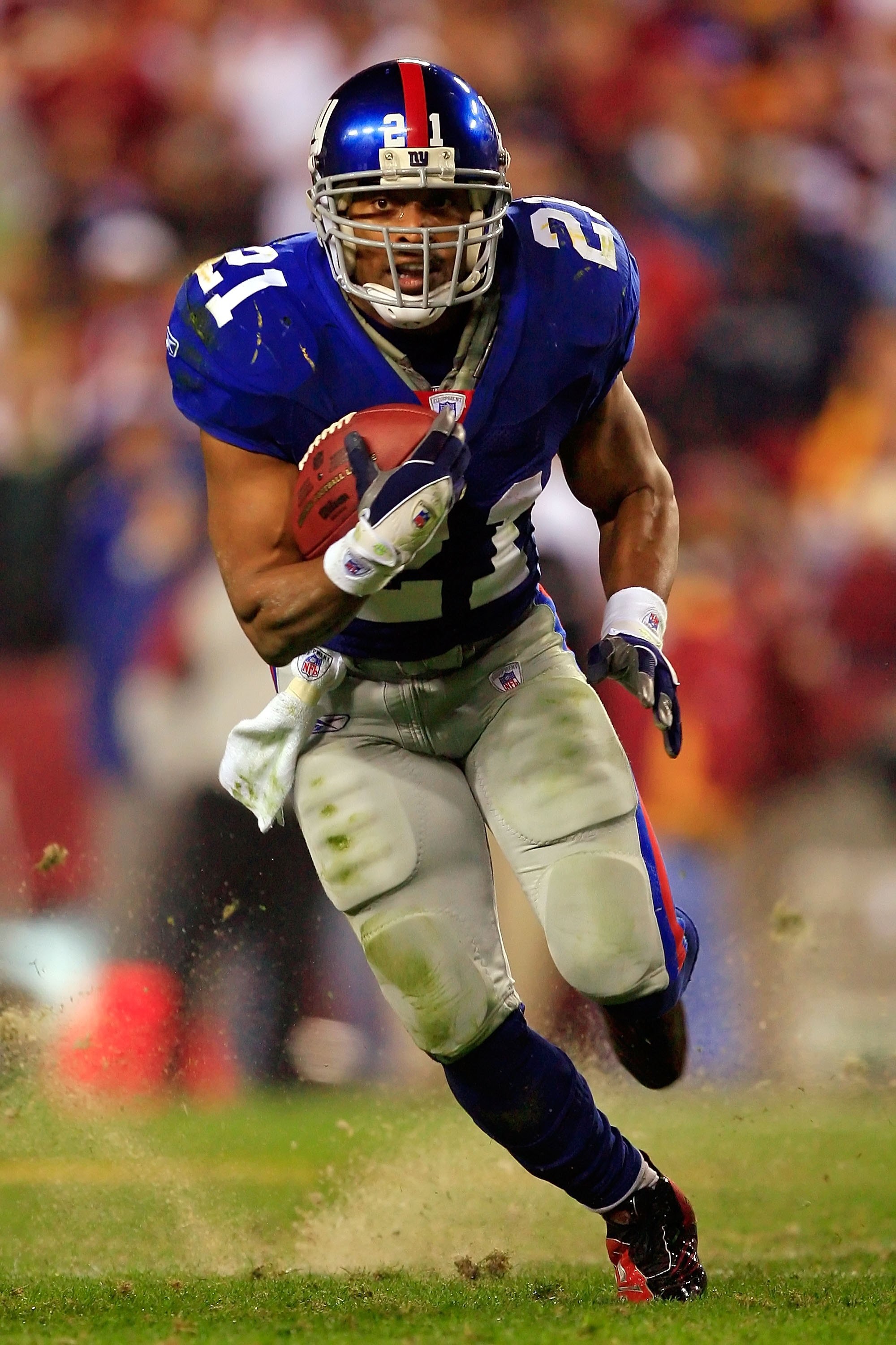 LANDOVER, MD - DECEMBER 30:  Tiki Barber #21 of the New York Giants runs the ball against the Washington Redskins at FedEx Field on December 30, 2006 in Landover, Maryland.  (Photo by Jamie Squire/Getty Images)