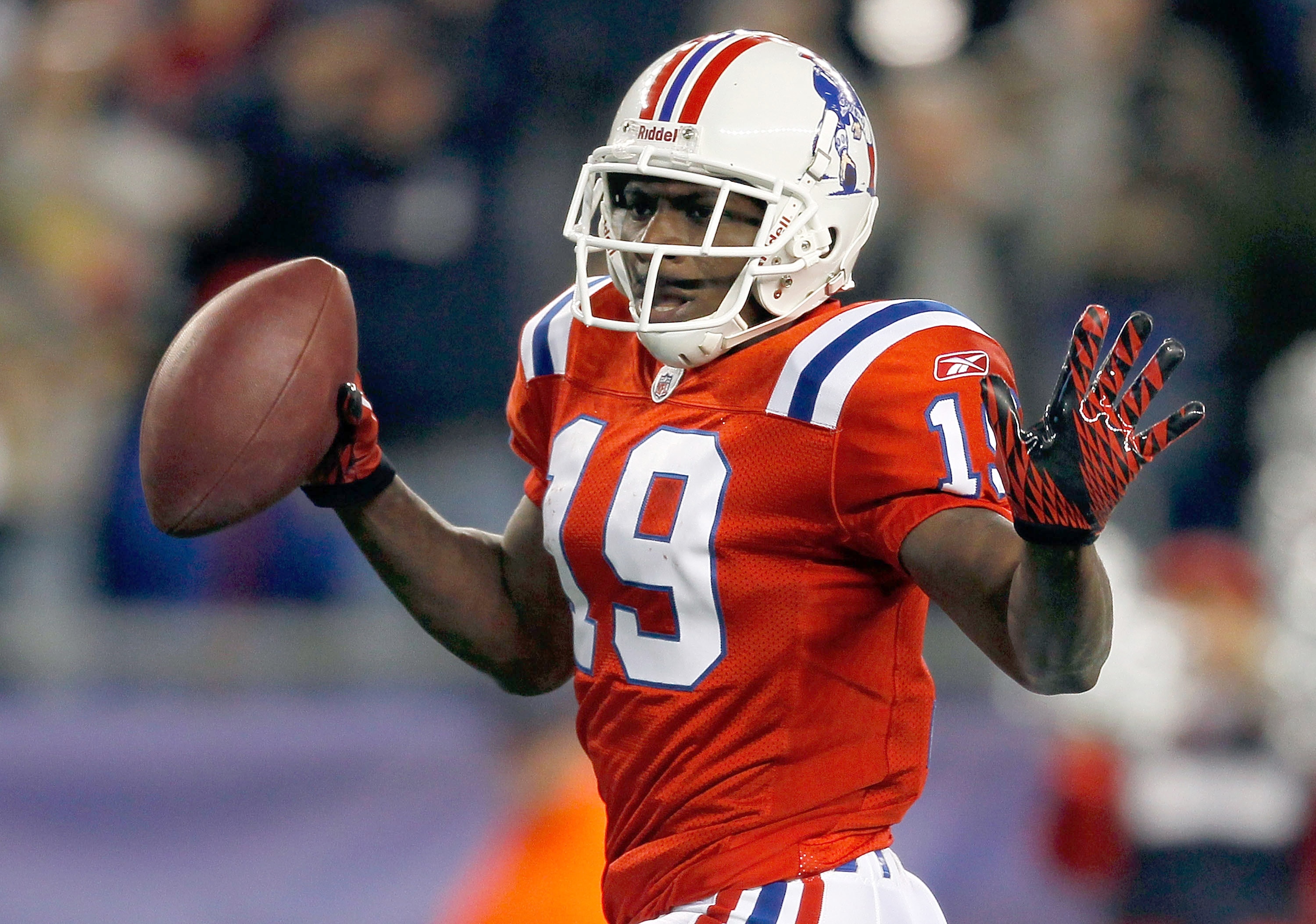 FOXBORO, MA - OCTOBER 31:  Brandon Tate #19 of the New England Patriots runs the ball into the end zone for a touchdown in the third quarter against the Minnesota Vikings at Gillette Stadium on October 31, 2010 in Foxboro, Massachusetts. (Photo by Jim Rog