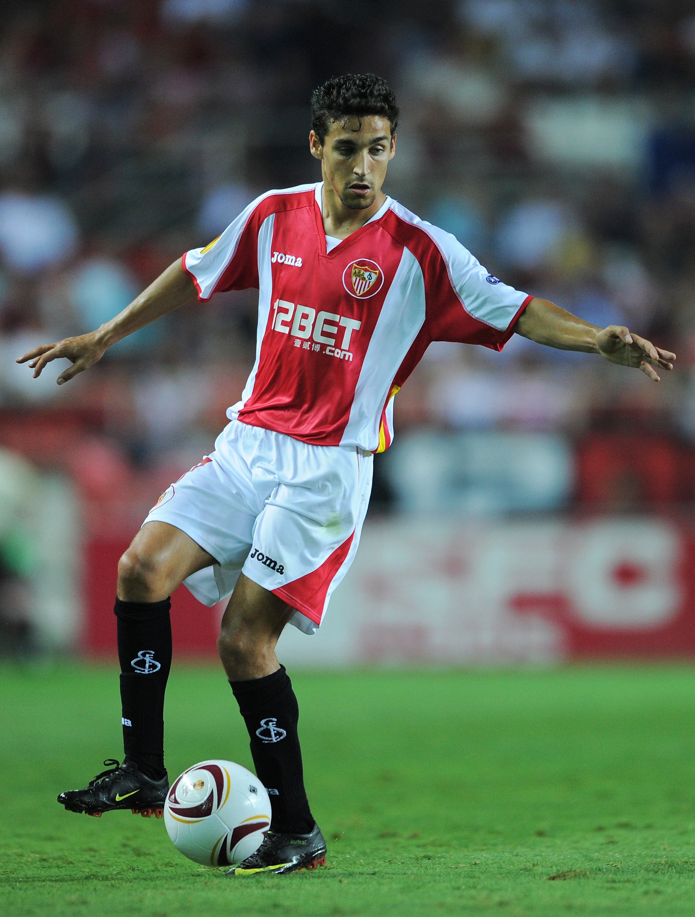 SEVILLE, SPAIN - SEPTEMBER 16:  Jesus Navas of Sevilla controls the ball during the UEFA Europa League group J match between Sevilla and Paris Saint Germain at the Estadio Ramon Sanchez Pizjuan on September 16, 2010 in Seville, Spain. Paris Saint Germain