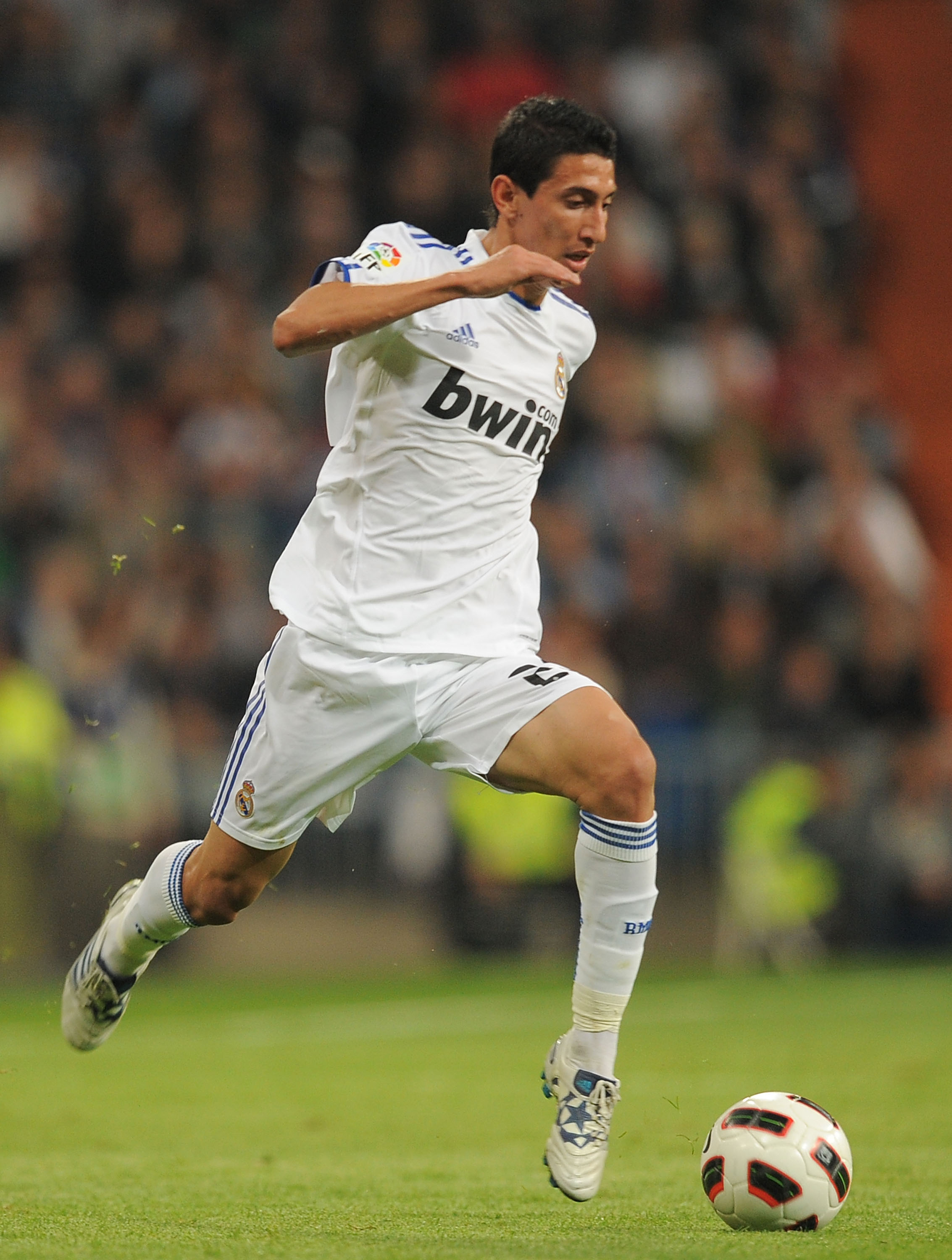 MADRID, SPAIN - OCTOBER 23:  Angel di Maria of Real Madrid in action during the La Liga match between Real Madrid and Racing Santander at Estadio Santiago Bernabeu on October 23, 2010 in Madrid, Spain.  (Photo by Denis Doyle/Getty Images)