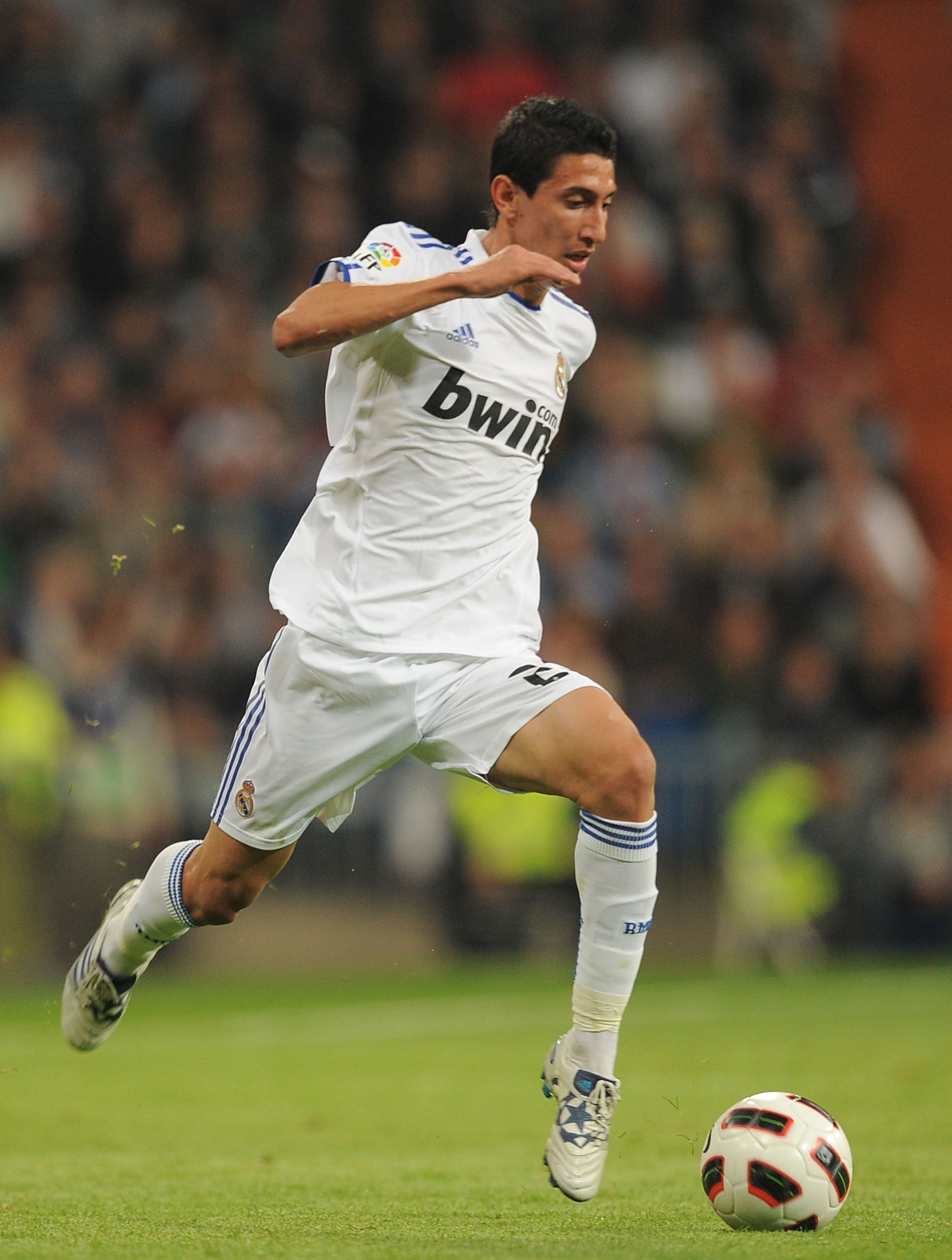 MADRID, SPAIN - OCTOBER 23:  Angel di Maria of Real Madrid in action during the La Liga match between Real Madrid and Racing Santander at Estadio Santiago Bernabeu on October 23, 2010 in Madrid, Spain.  (Photo by Denis Doyle/Getty Images)