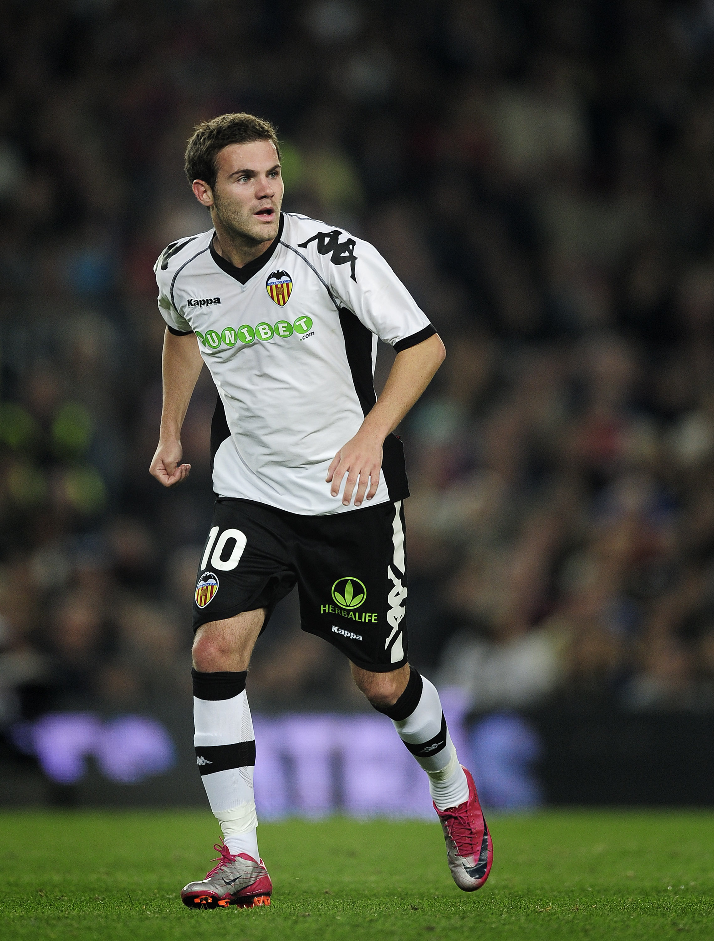 BARCELONA, SPAIN - OCTOBER 16:  Juan Mata of Valencia during the La Liga match between Barcelona and Valencia at the Camp Nou stadium on October 16, 2010 in Barcelona, Spain. Barcelona won the match 2-1.  (Photo by David Ramos/Getty Images)