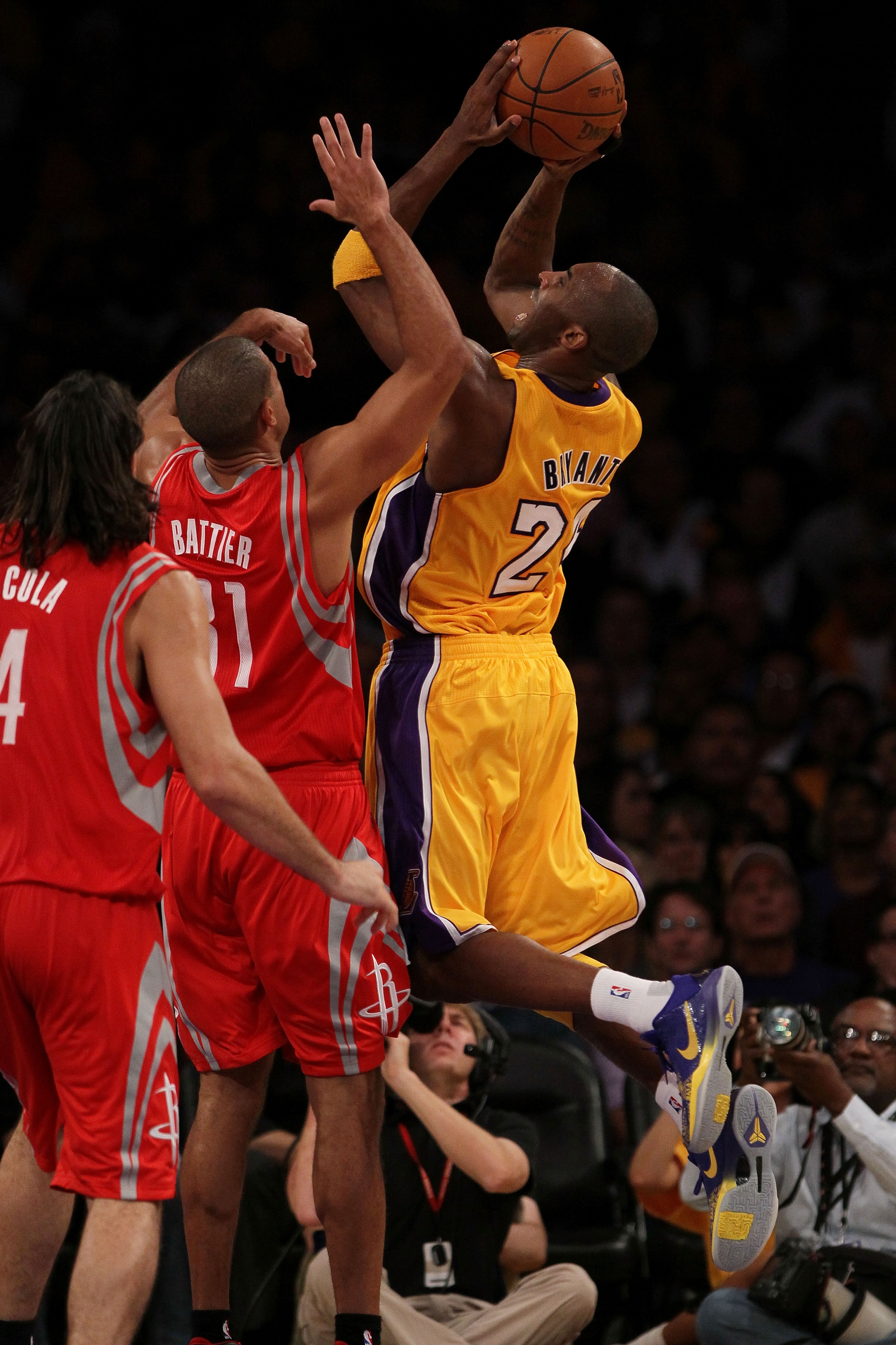 LOS ANGELES, CA - OCTOBER 26:  Kobe Bryant #24 of the Los Angeles Lakers takes a shot against the Houston Rockets during their opening night game at Staples Center on October 26, 2010 in Los Angeles, California. NOTE TO USER: User expressly acknowledges a