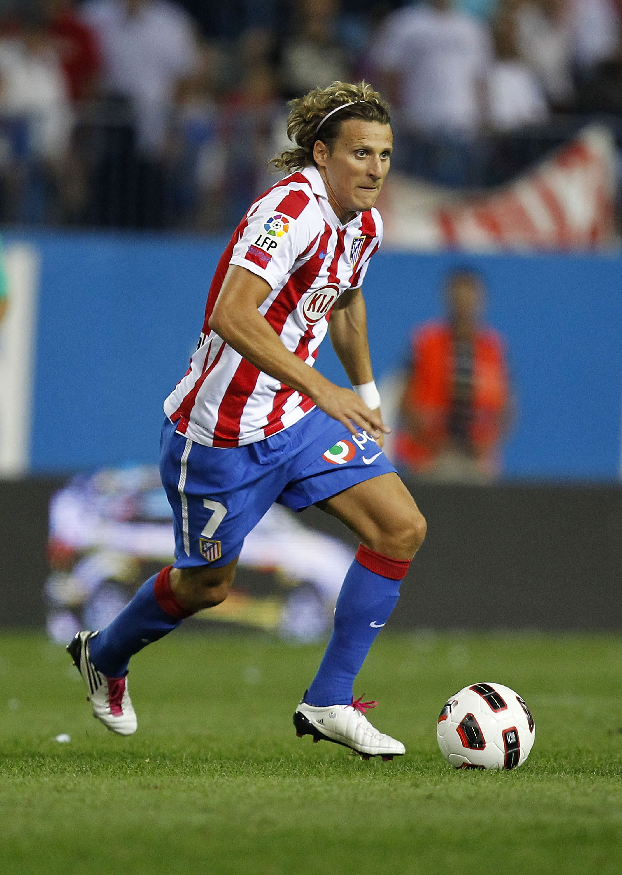 MADRID, SPAIN - SEPTEMBER 19:  Diego Forlan of Atletico Madrid in action during the La Liga match between Atletico Madrid and Barcelona at Vicente Calderon Stadium on September 19, 2010 in Madrid, Spain.  (Photo by Angel Martinez/Getty Images)