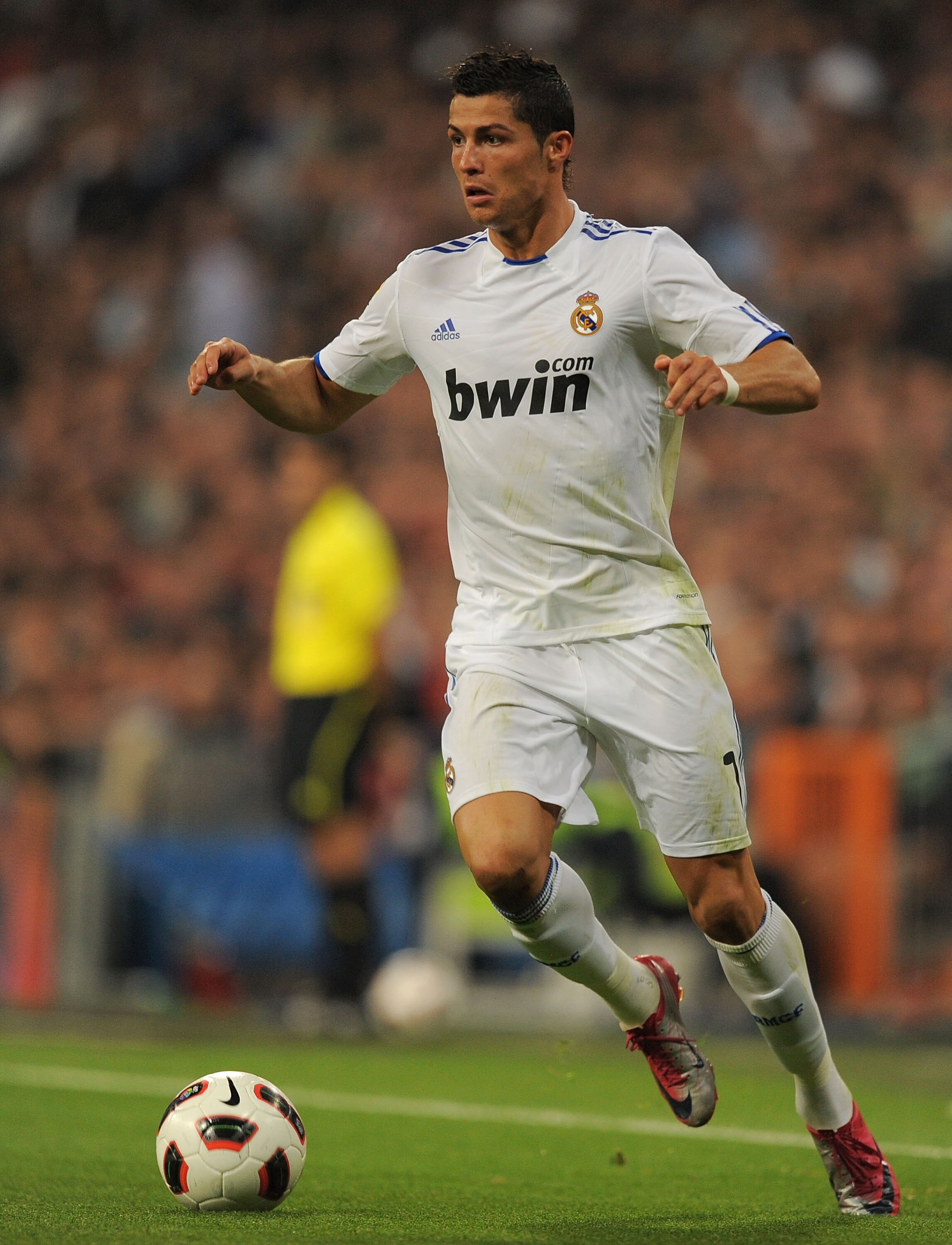 MADRID, SPAIN - OCTOBER 23:  Cristiano Ronaldo of Real Madrid in action during the La Liga match between Real Madrid and Racing Santander at Estadio Santiago Bernabeu on October 23, 2010 in Madrid, Spain.  (Photo by Denis Doyle/Getty Images)