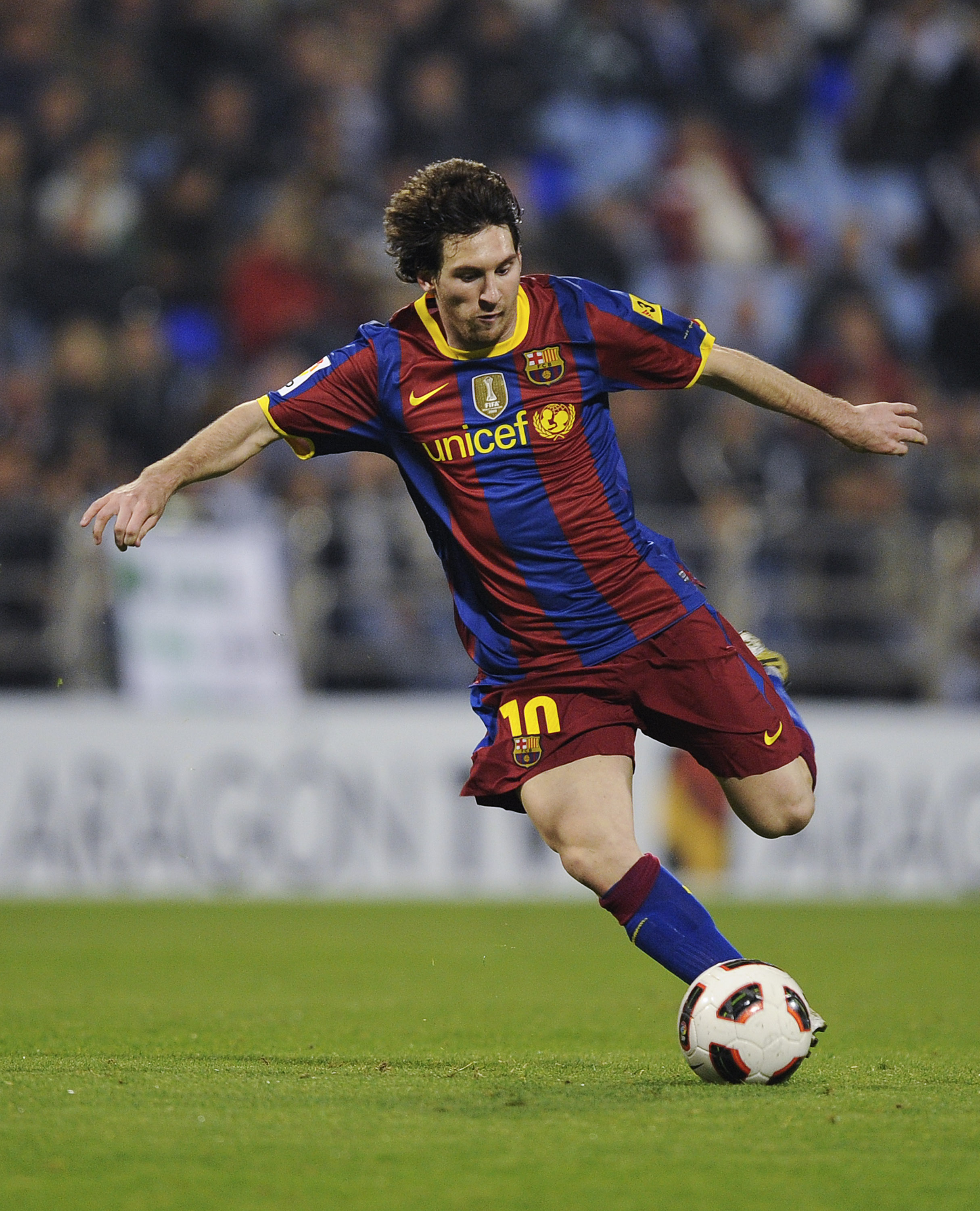 ZARAGOZA, SPAIN - OCTOBER 23:  Lionel Mesi of Barcelona runs with the ball during the La Liga match between Real Zaragoza and Barcelona at La Romareda on October 23, 2010 in Zaragoza, Spain. Barcelona won the match 2-0.  (Photo by David Ramos/Getty Images