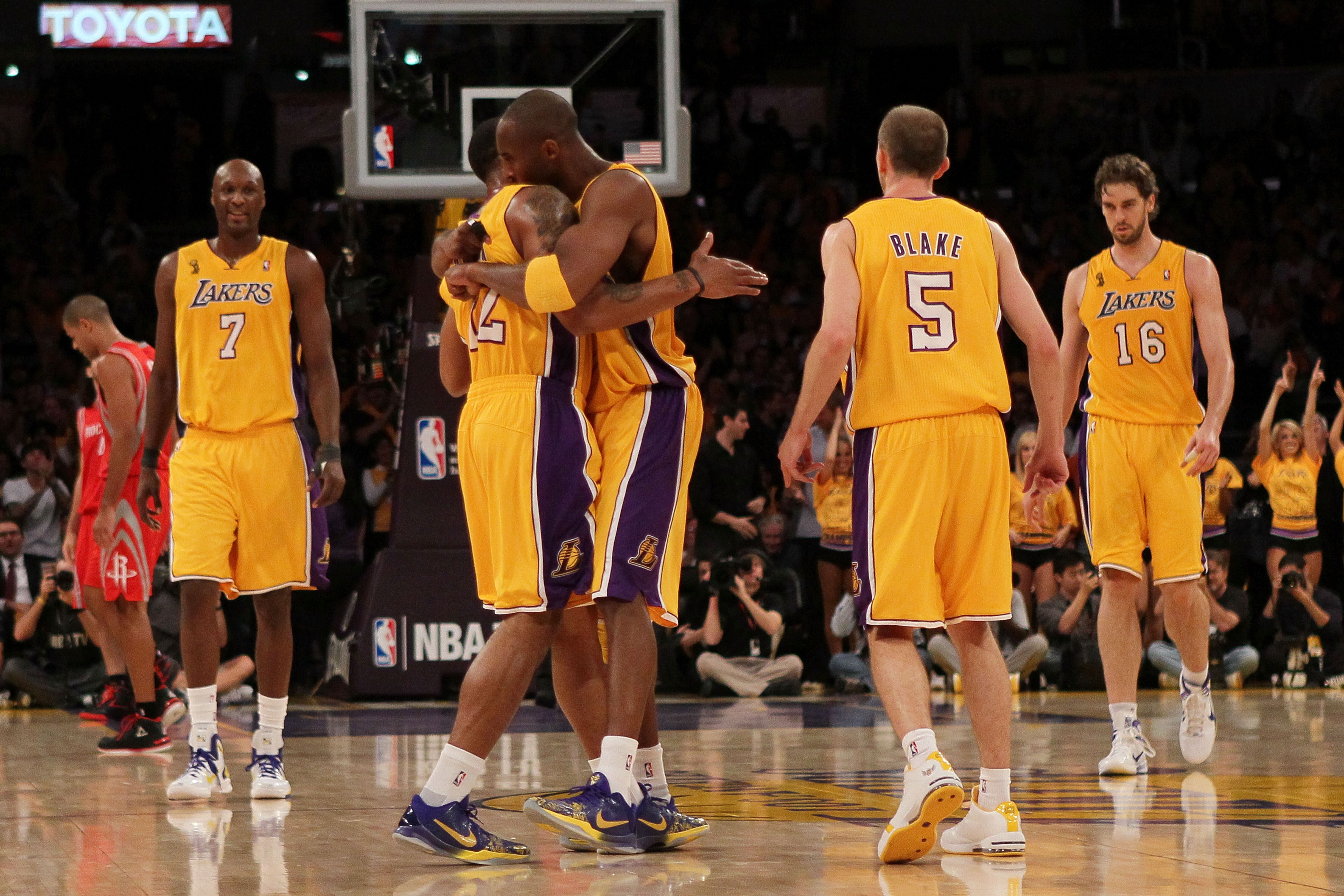 LOS ANGELES, CA - OCTOBER 26:  Kobe Bryant #24 of the Los Angeles Lakers hugs Shannon Brown #12 after a play against the Houston Rockets during their opening night game at Staples Center on October 26, 2010 in Los Angeles, California. NOTE TO USER: User e