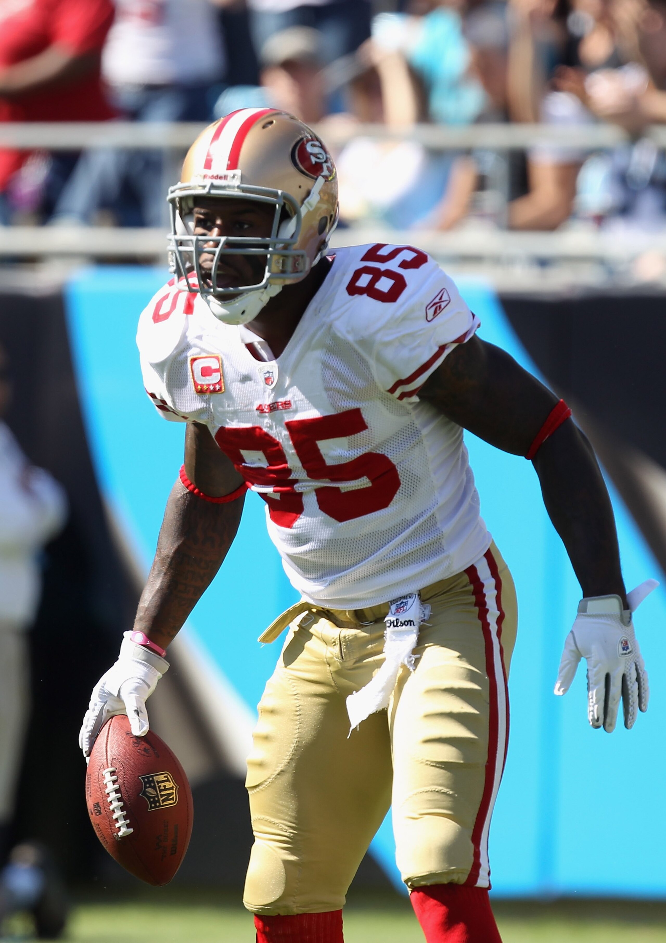 CHARLOTTE, NC - OCTOBER 24: Vernon Davis #85 of the San Francisco 49ers against the Carolina Panthers during their game at Bank of America Stadium on October 24, 2010 in Charlotte, North Carolina. (Photo by Streeter Lecka/Getty Images) CHARLOTTE, NC - OCTOBER 24: Vernon Davis #85 of the San Francisco 49ers against the Carolina Panthers during their game at Bank of America Stadium on October 24, 2010 in Charlotte, North Carolina. (Photo by Streeter Lecka/Getty Images)