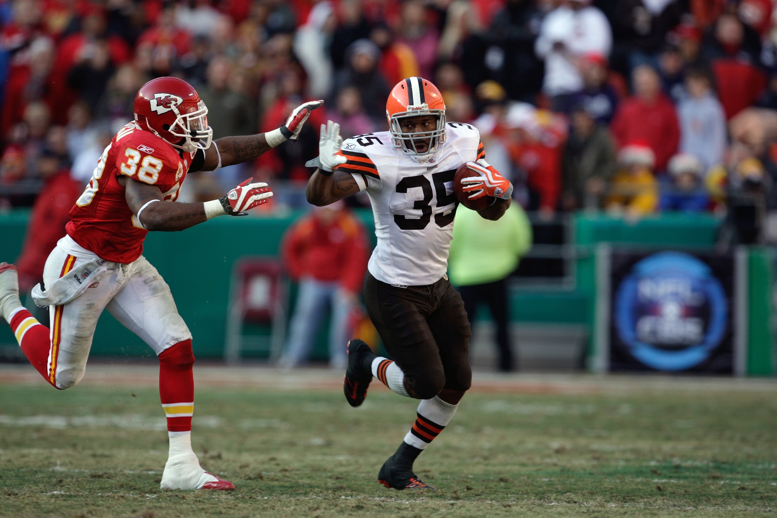 KANSAS CITY, MO - DECEMBER 20:  Jerome Harrison #35 of the Cleveland Browns runs with the ball for yardage during their NFL game against the Kansas City Chiefs on December 20, 2009 at Arrowhead Stadium in Kansas City, Missouri. The Browns defeated the Chi