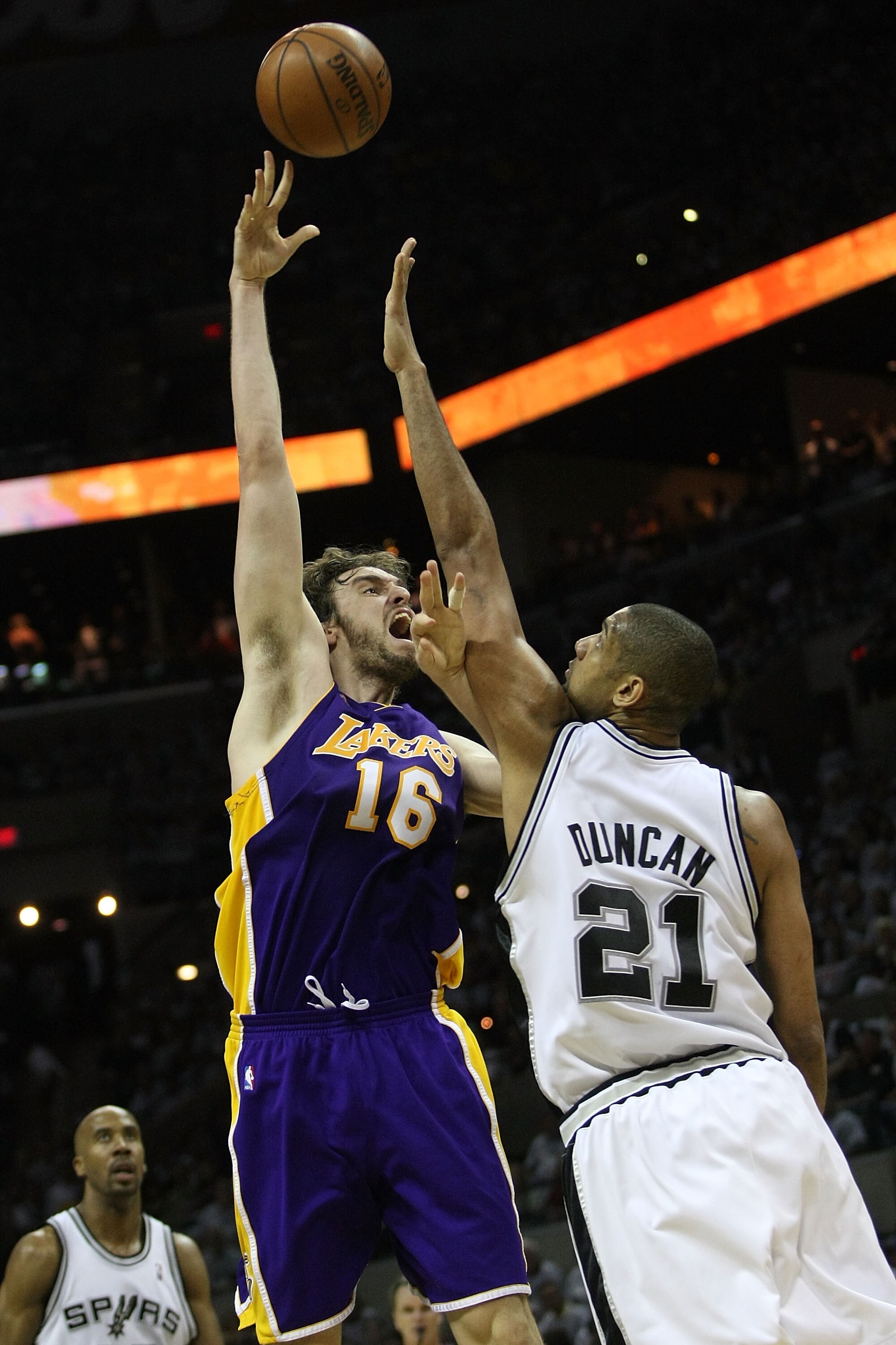 SAN ANTONIO - MAY 25:  Pau Gasol #16 of the Los Angeles Lakers shoot over Tim Duncan #21 of the San Antonio Spurs in the first quarter of Game Three of the Western Conference Finals during the 2008 NBA Playoffs on May 25, 2008 at the AT&T Center in San An