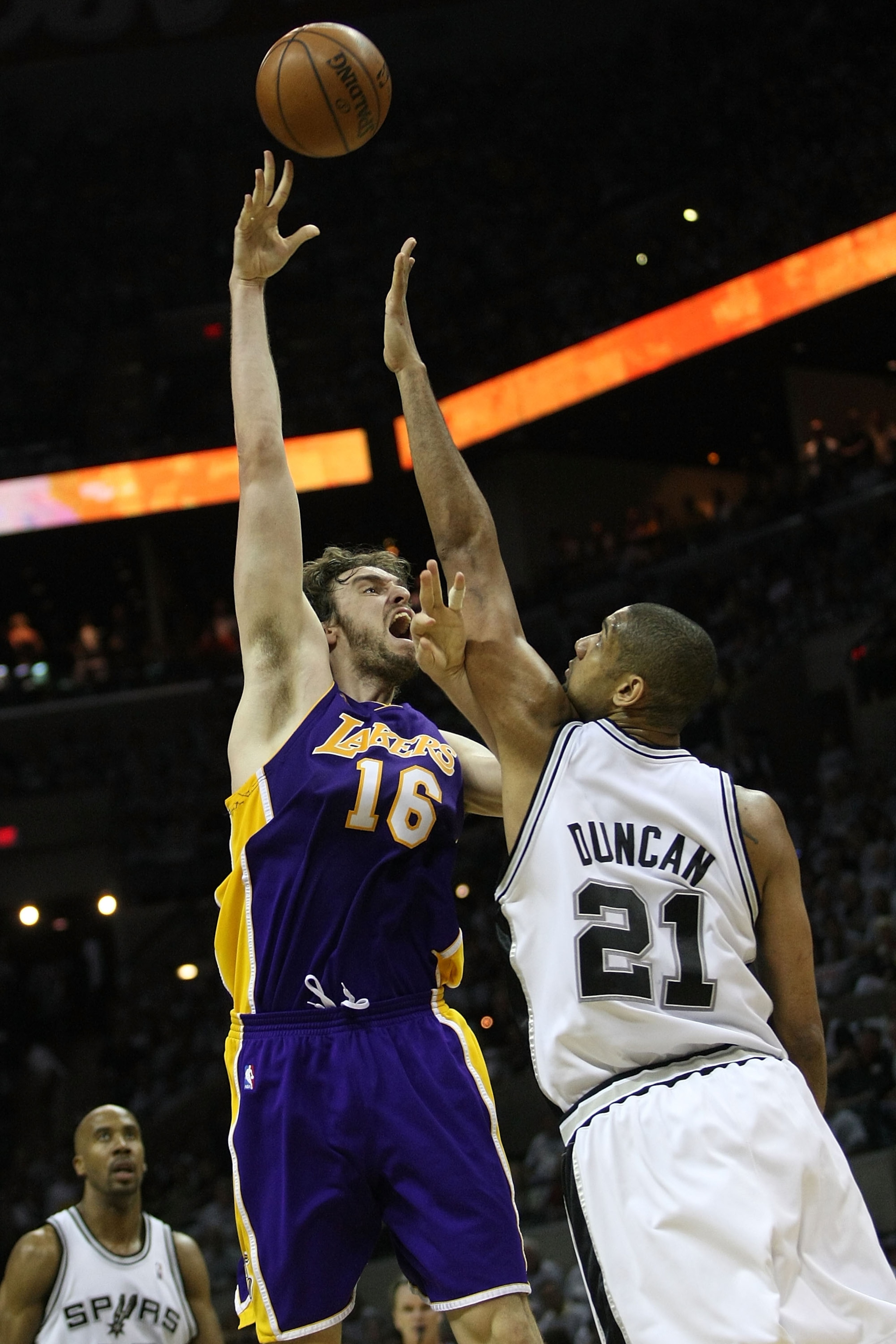SAN ANTONIO - MAY 25:  Pau Gasol #16 of the Los Angeles Lakers shoot over Tim Duncan #21 of the San Antonio Spurs in the first quarter of Game Three of the Western Conference Finals during the 2008 NBA Playoffs on May 25, 2008 at the AT&T Center in San An