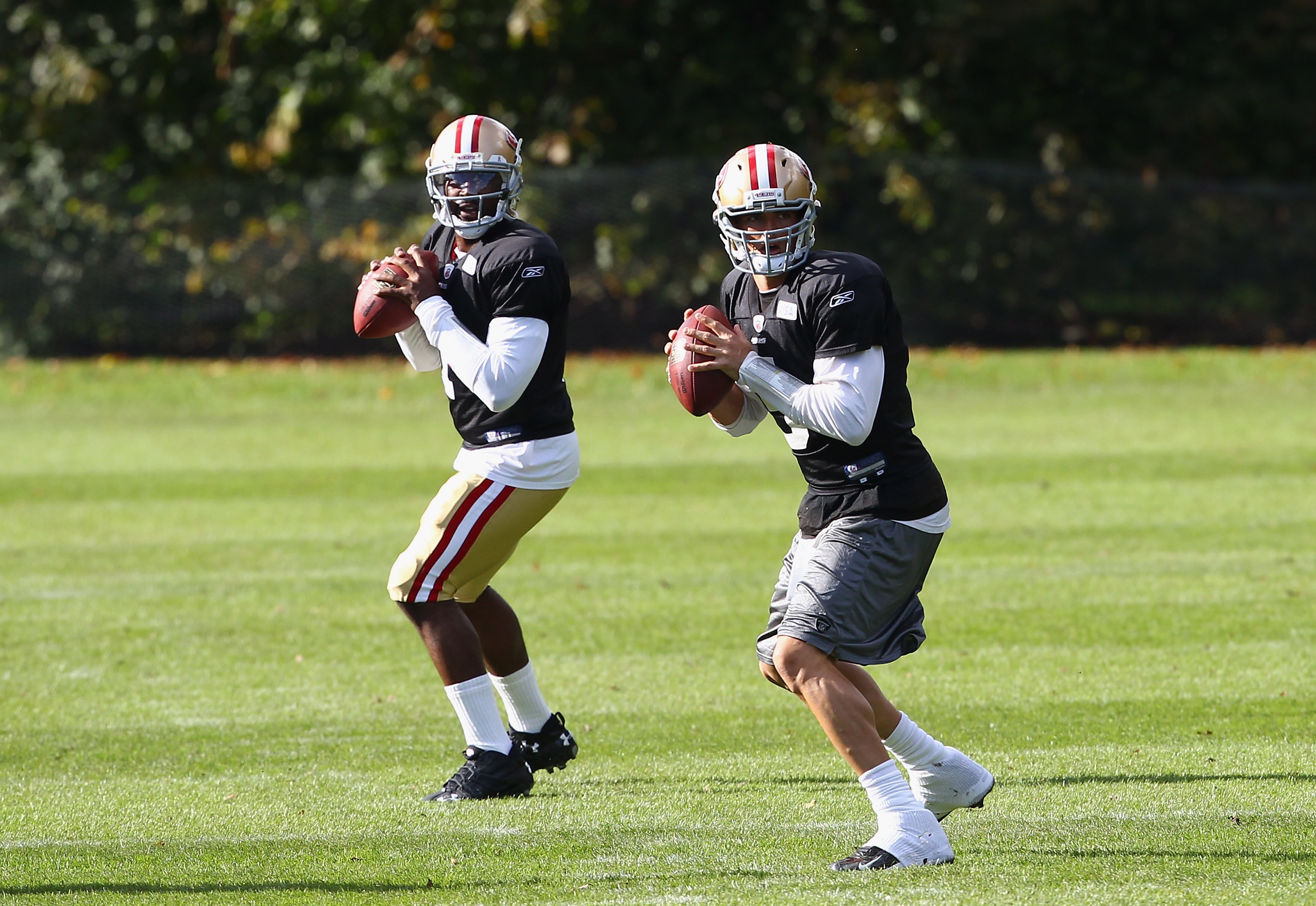 HERTFORD, ENGLAND - OCTOBER 27:  Troy Smith (L) and David Carr of San Francisco 49ers in a training session at The Grove Hotel on October 27, 2010 in Hertford, England. The San Francisco 49ers will meet the Denver Broncos in the NFL International Series r