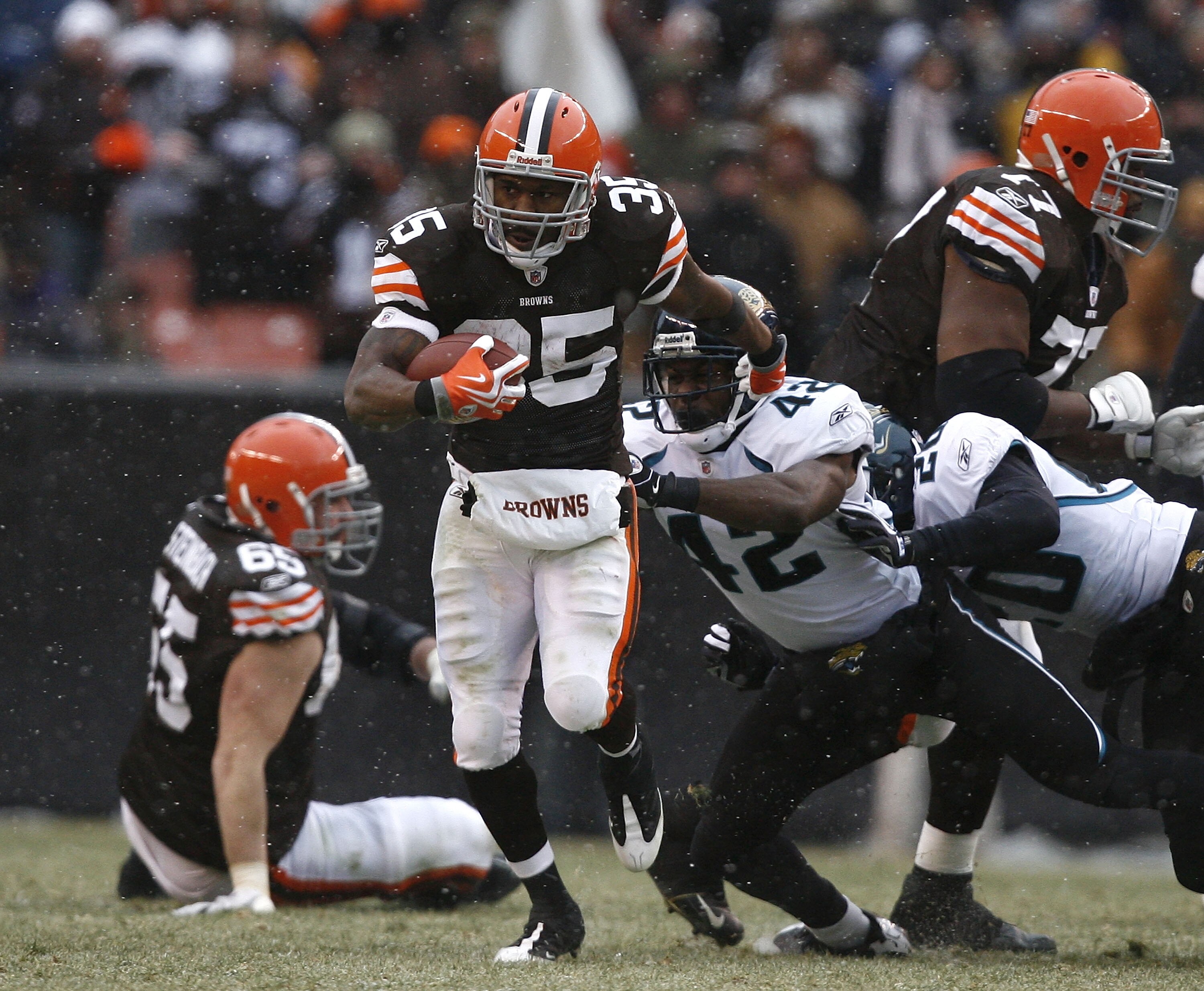 CLEVELAND - JANUARY 03:  Jerome Harrison #35 of the Cleveland Browns runs by Gerald Alexander #42 of the Jacksonville Jaguars at Cleveland Browns Stadium on January 3, 2010 in Cleveland, Ohio.  (Photo by Matt Sullivan/Getty Images)