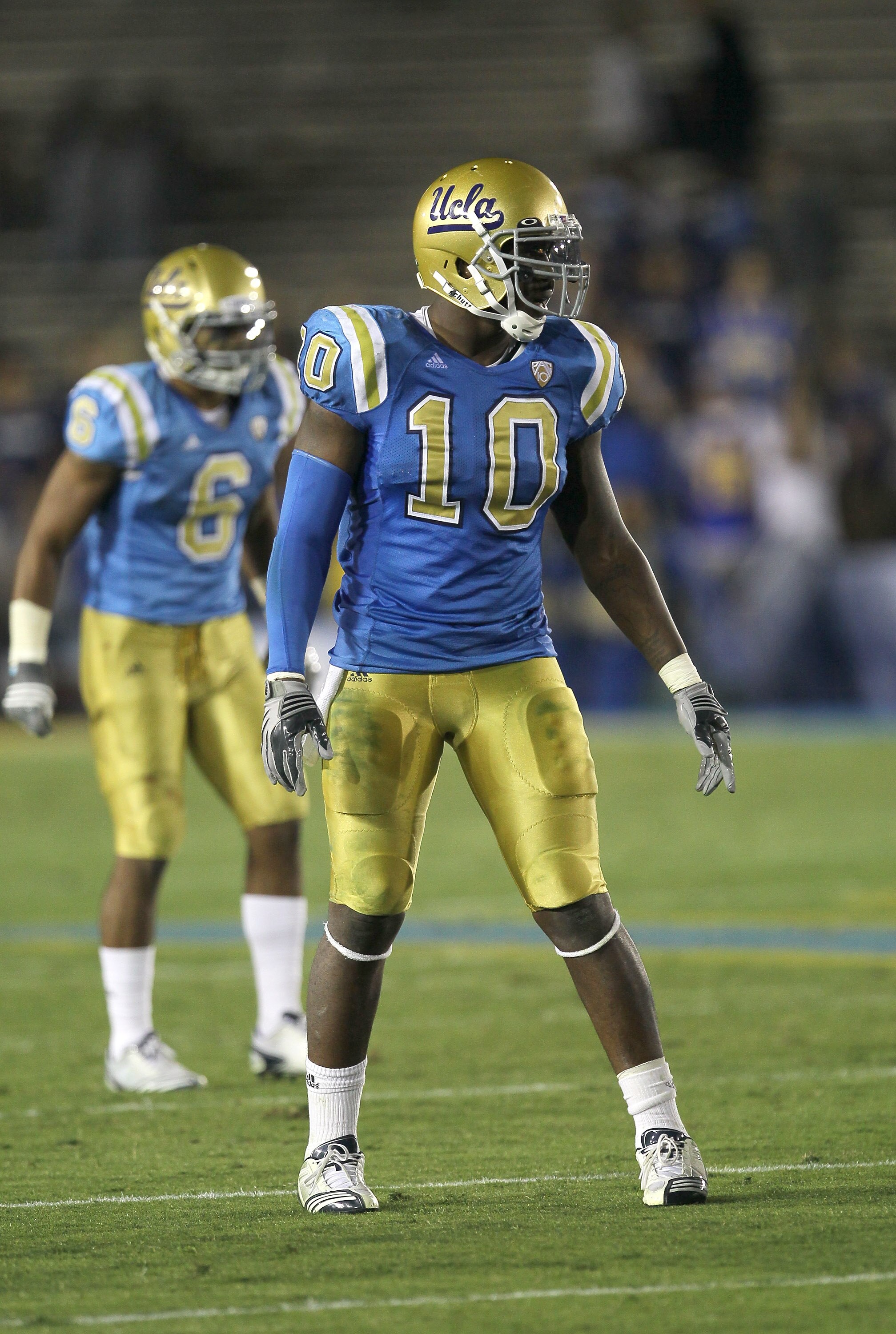 PASADENA, CA - SEPTEMBER 18:  Linebacker Akeem Ayers #10 of the UCLA Bruins in the game with the Houston Cougars at the Rose Bowl on September 18, 2010 in Pasadena, California.  UCLA won 31-13.  (Photo by Stephen Dunn/Getty Images)