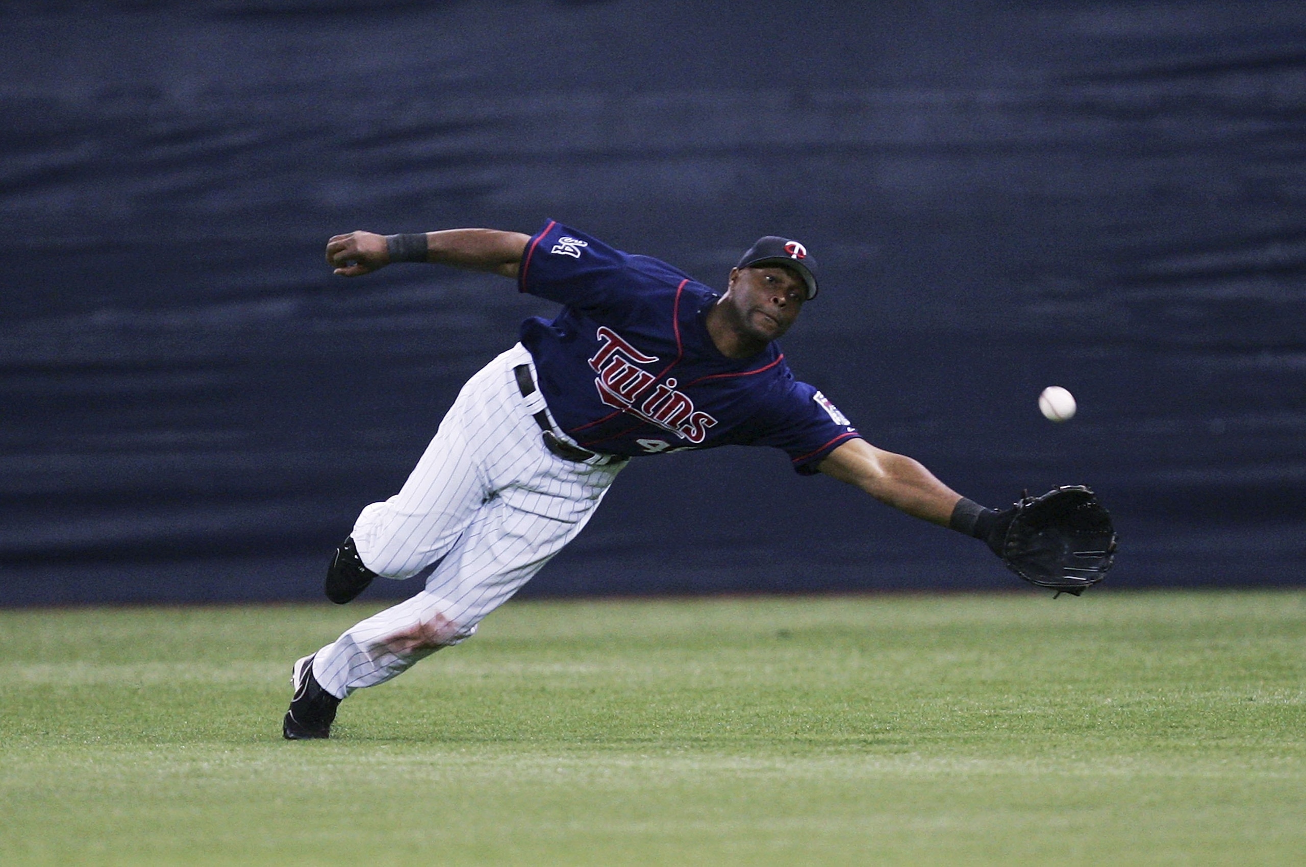 MINNEAPOLIS - OCTOBER 04: Torii Hunter #48 of the Minnesota Twins tries to reach a ball hit by Mark Kotsay of the Oakland Athletics in the 7th inning of game two of the American League Division Series at the Hubert H. Humphrey Metrodome on October 04, 200
