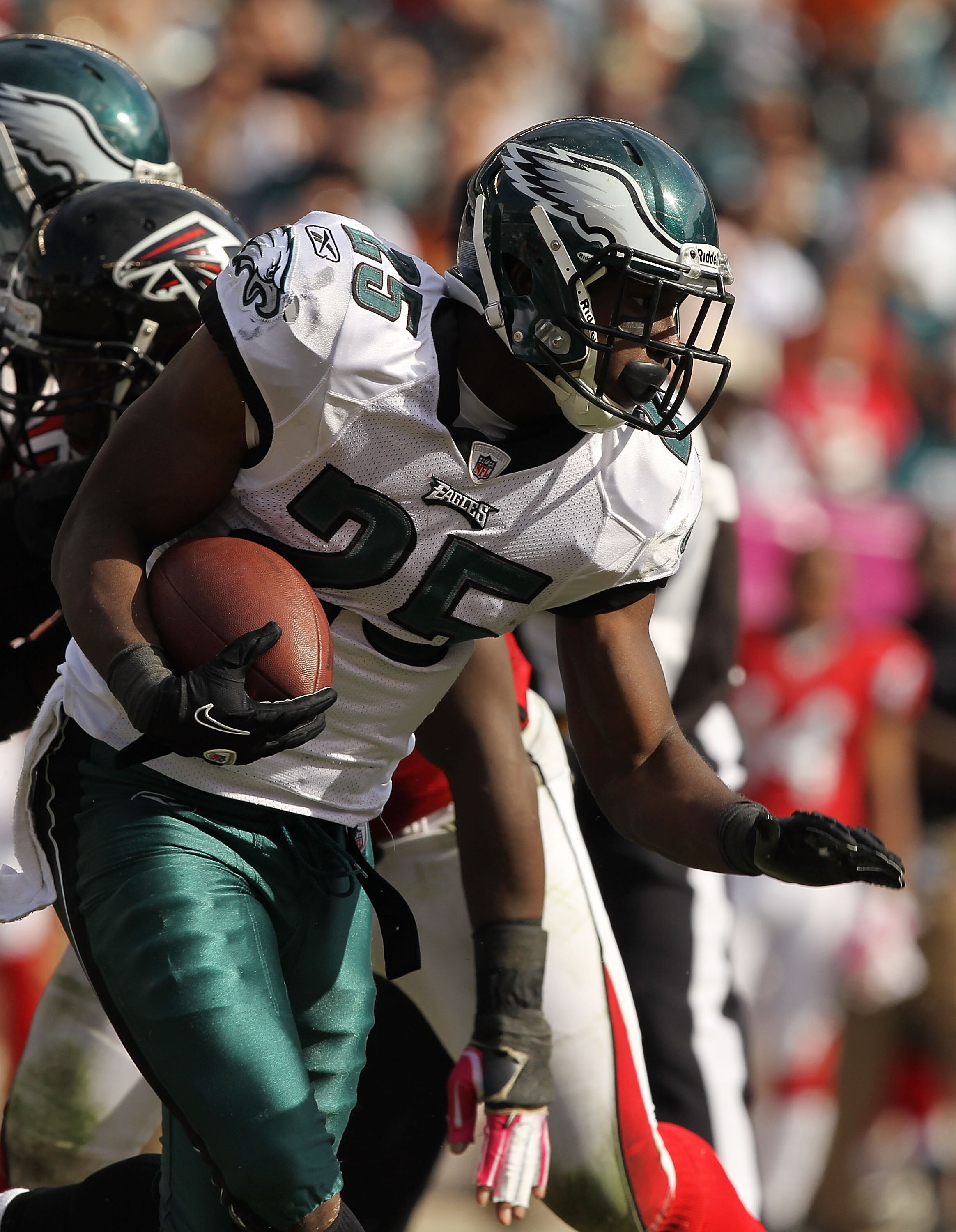 PHILADELPHIA - OCTOBER 17:  LeSean McCoy #25 of the Philadelphia Eagles in action against the Atlanta Falcons during their game at Lincoln Financial Field on October 17, 2010 in Philadelphia, Pennsylvania.  (Photo by Al Bello/Getty Images)