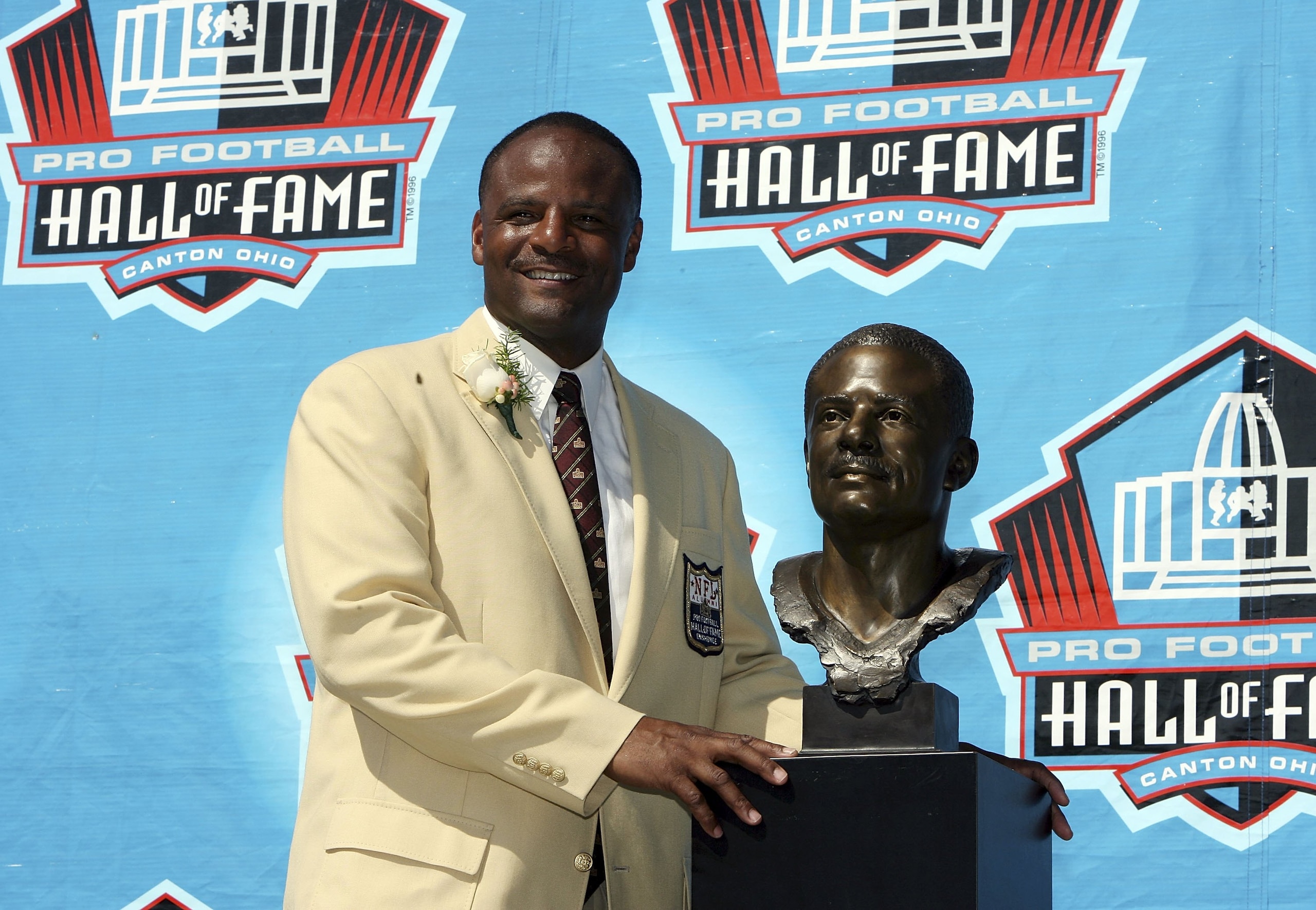 CANTON, OH - AUGUST 05:  Quarterback Warren Moon poses with his bust after his induction during the Class of 2006 Pro Football Hall of Fame Enshrinement Ceremony at Fawcett Stadium on August 5, 2006 in Canton, Ohio.  (Photo by Doug Benc/Getty Images)