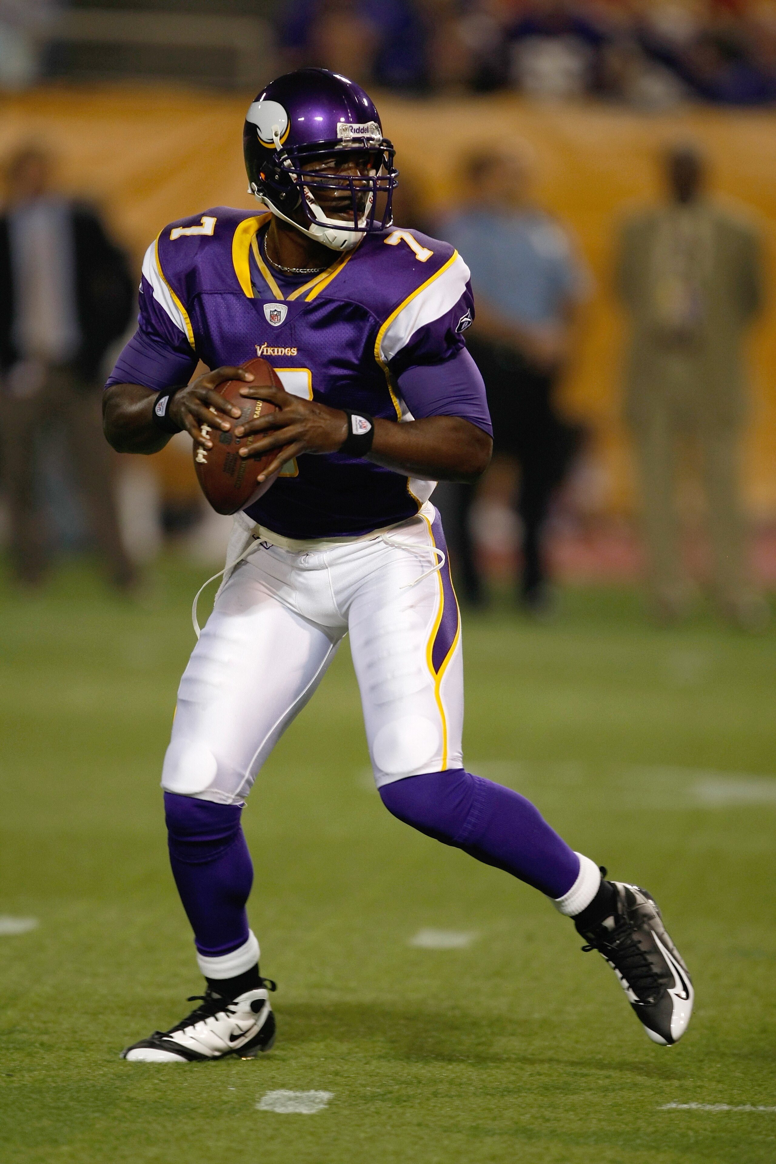 MINNEAPOLIS, MN - AUGUST 21: Quarterback Tavaris Jackson #7 of the Minnesota Vikings drops back to pass the football against the Kansas City Chiefs at Hubert H. Humphrey Metrodome on August 21, 2009 in Minneapolis, Minnesota. The Vikings defeated the Chie