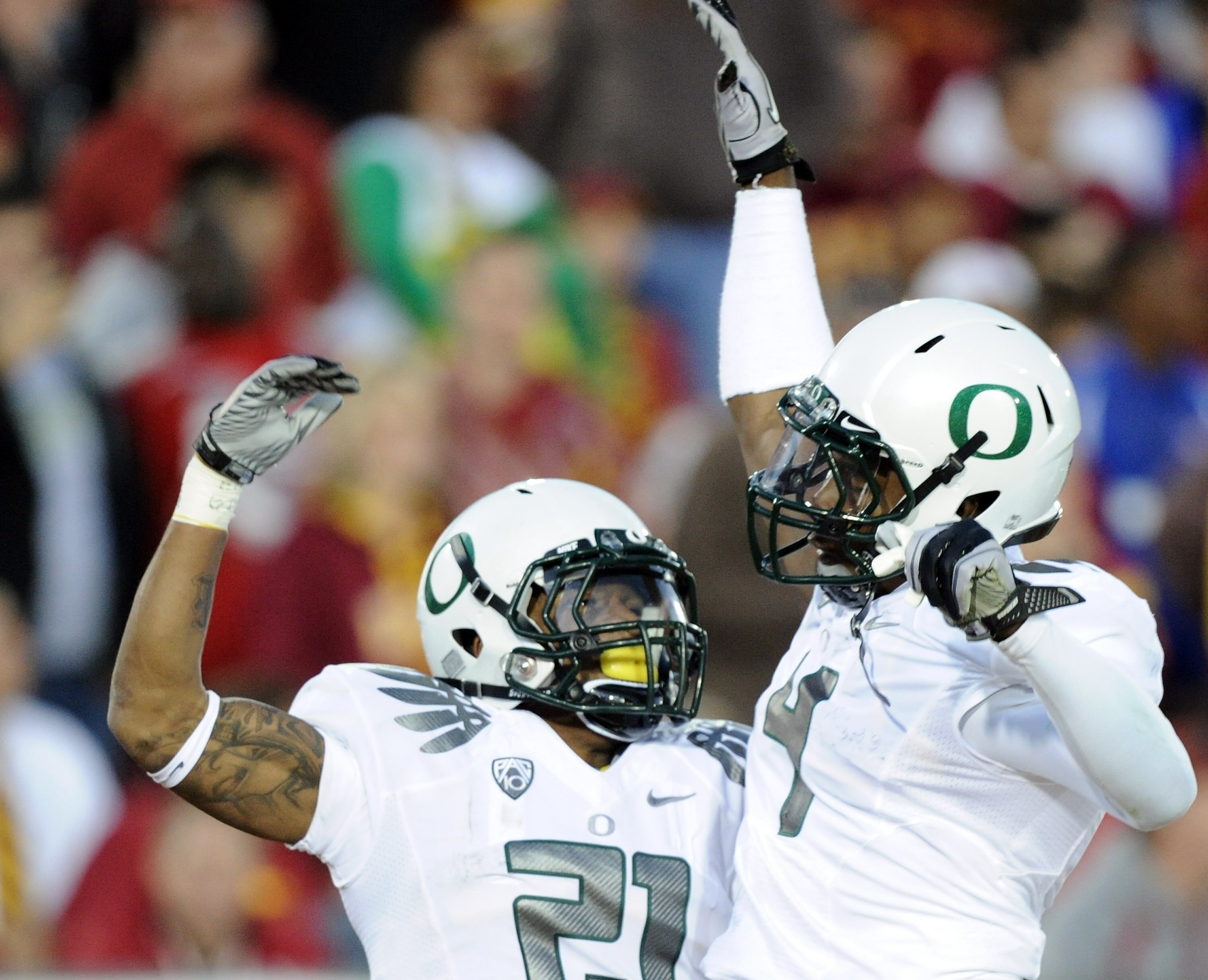 LOS ANGELES, CA - OCTOBER 30:  LaMichael James #21 of the Oregon Ducks celebrates his touchdown with Josh Huff #4 for a 15-10 lead ove the USC Trojans during the second quarter at Los Angeles Memorial Coliseum on October 30, 2010 in Los Angeles, Californi