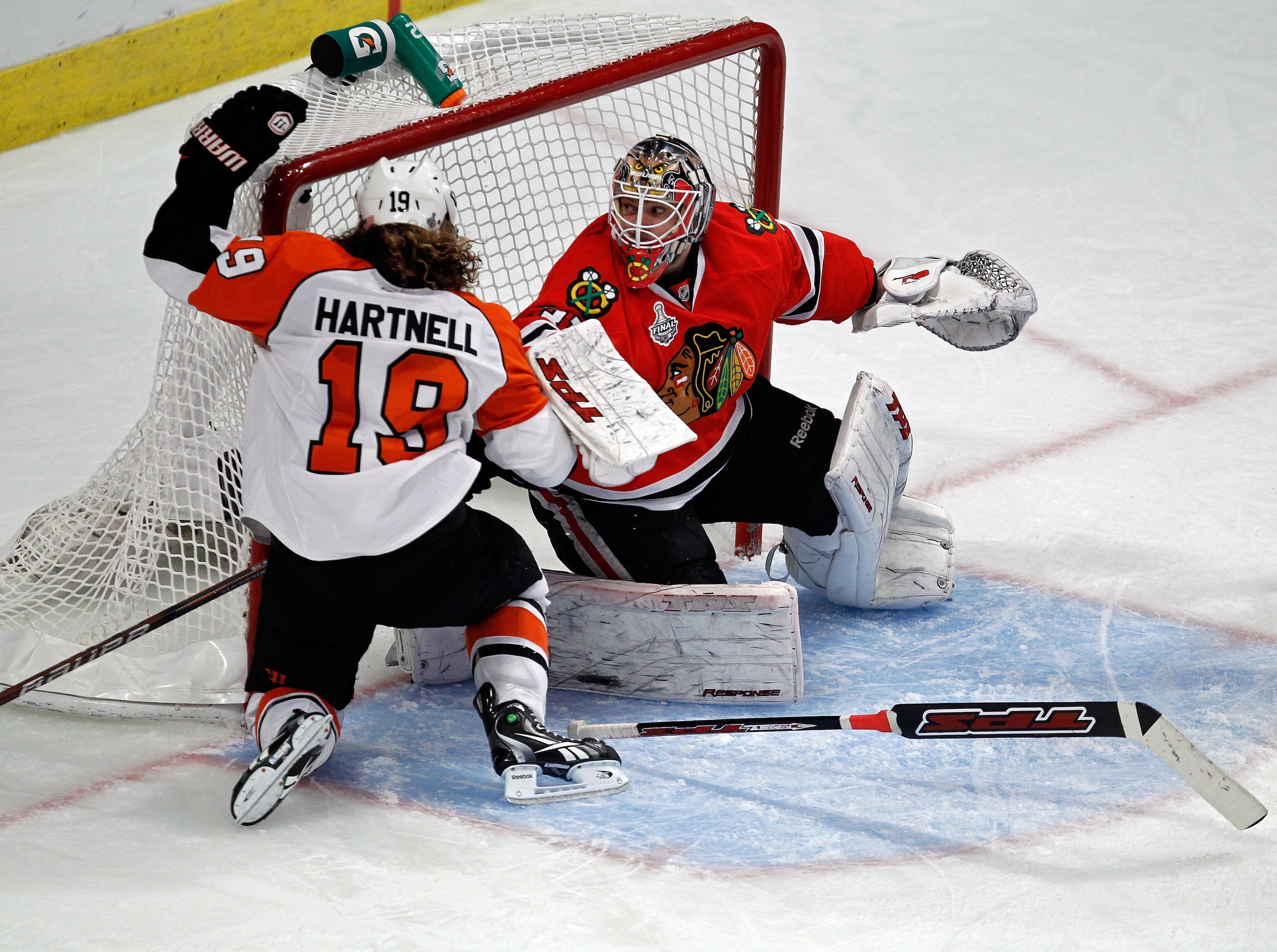 CHICAGO - JUNE 06:  Scott Hartnell #19 of the Philadelphia Flyers scores a goal in the second period against Antti Niemi #31 of the Chicago Blackhawks in Game Five of the 2010 NHL Stanley Cup Final at the United Center on June 6, 2010 in Chicago, Illinois