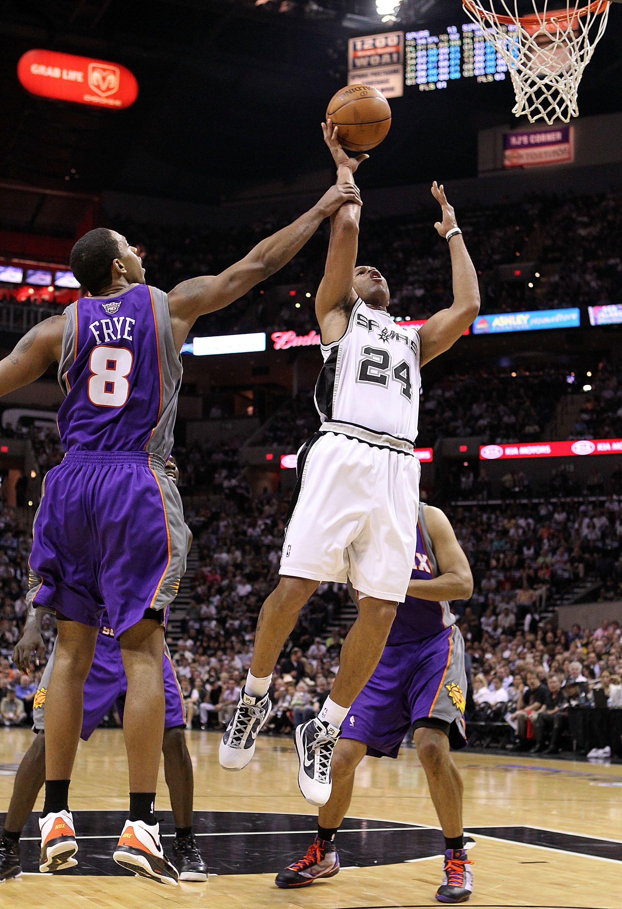 SAN ANTONIO - MAY 09:  Forward Richard Jefferson #24 of the San Antonio Spurs in Game Four of the Western Conference Semifinals during the 2010 NBA Playoffs at AT&T Center on May 9, 2010 in San Antonio, Texas. NOTE TO USER: User expressly acknowledges and