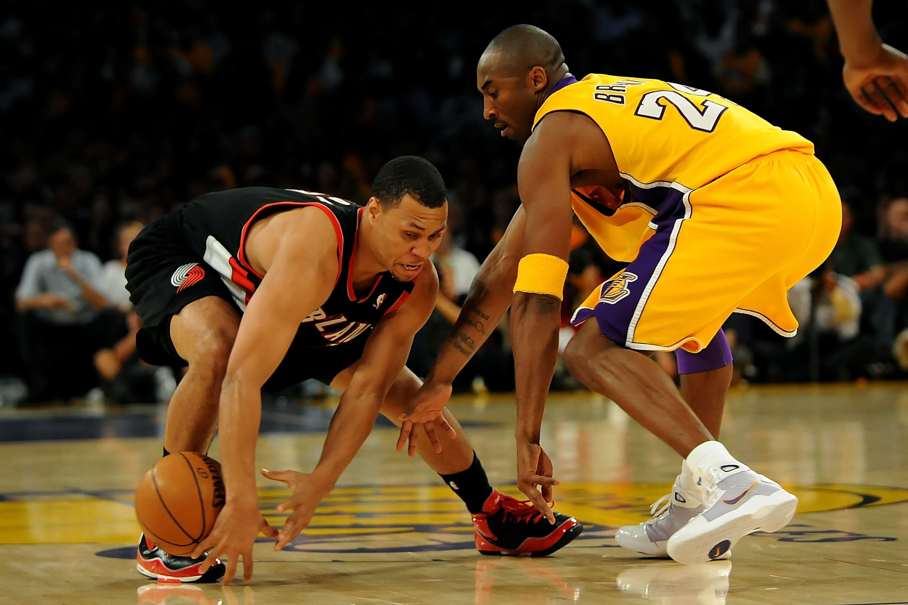 LOS ANGELES, CA - OCTOBER 28:  Brandon Roy #7 of the Portland Trail Blazers looses the ball as Kobe Bryant #24 of the Los Angeles Lakers goes after the steal in the first quarter on October 28, 2008 at Staples Center in Los Angeles, California. NOTE TO US